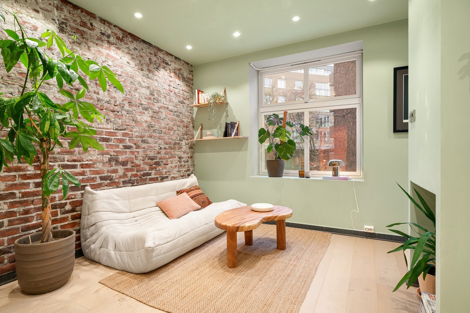 Boligen har gjennomgående bruk av 1-stavs gulv med gulvvarme. Galleribilde