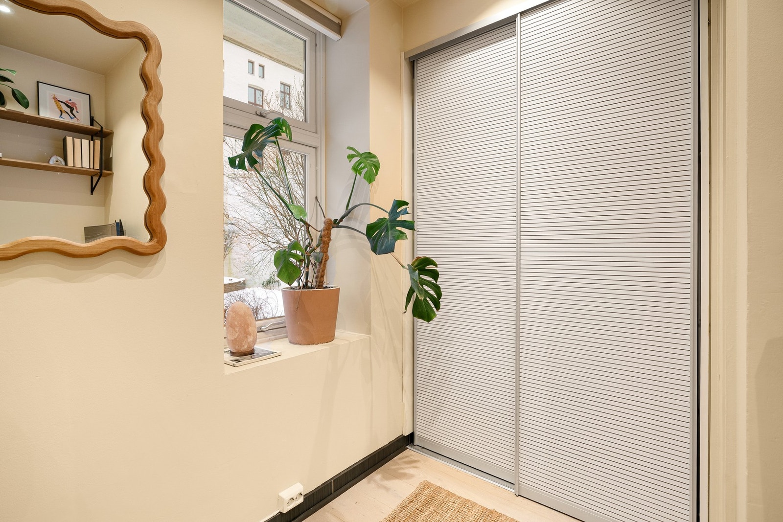 Praktisk skyvedørsgarderobe på soverom II. Galleribilde