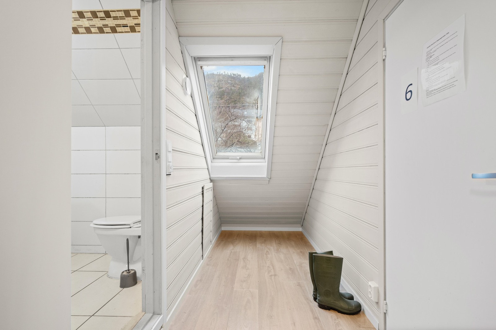 Det er ikke søkt om bruksendring/beboelse i loftsetasjen. Galleribilde