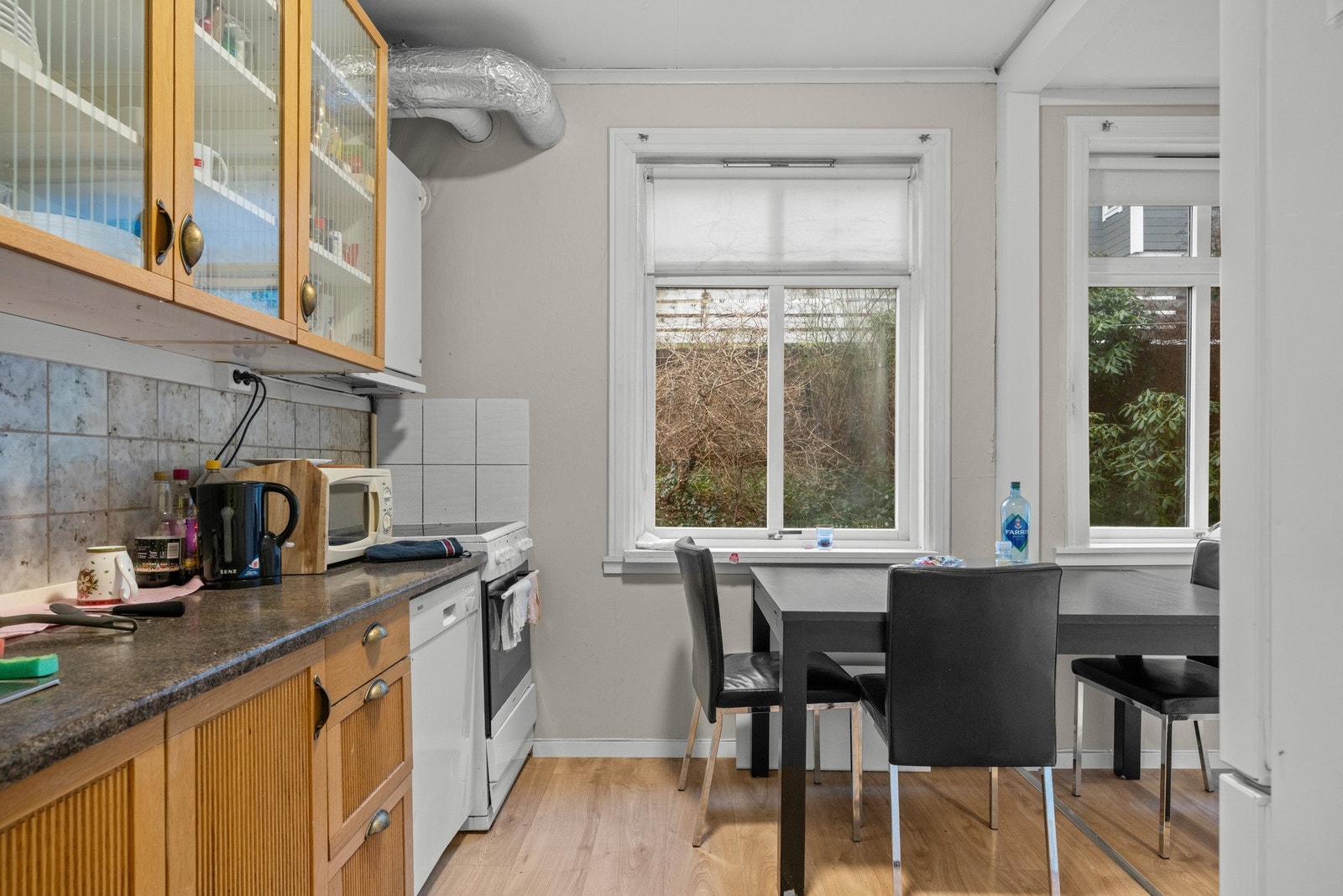 Kjøkkeninnredning i 2.etasje med profilerte fronter, overskapene har glassfronter, laminat benkeplate, stål oppvaskkum,
ventilator. Galleribilde