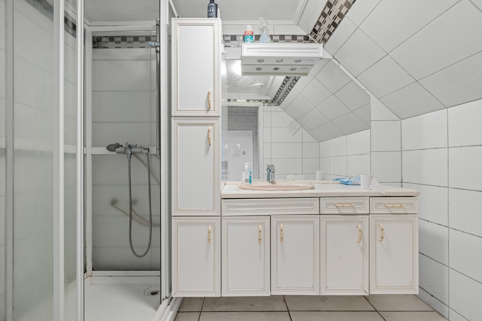 Det er benyttet fliser veggene og malte flater i himlingen. Galleribilde