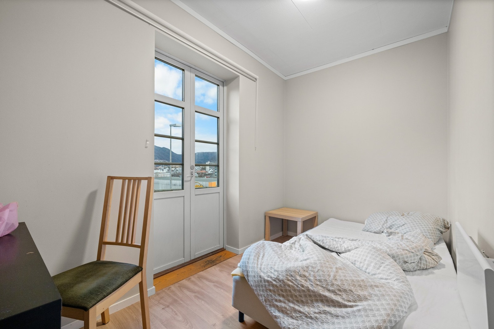 Et av soverommene har utgang til ballkong. Galleribilde