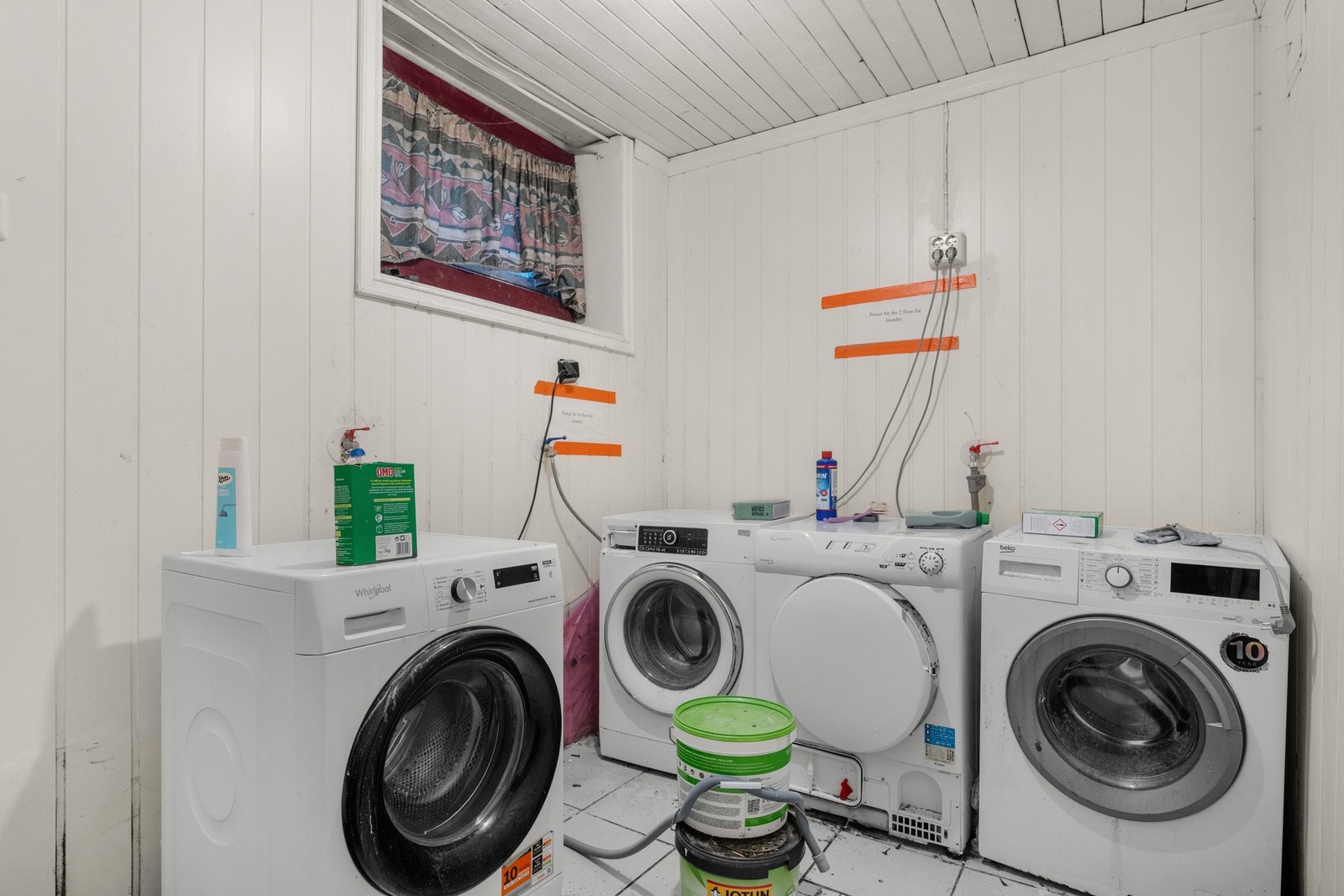 Vaskekjeller i u.etg. Det er benyttet panel på veggene og malte flater i himlingen på vaskekjelleren. Galleribilde