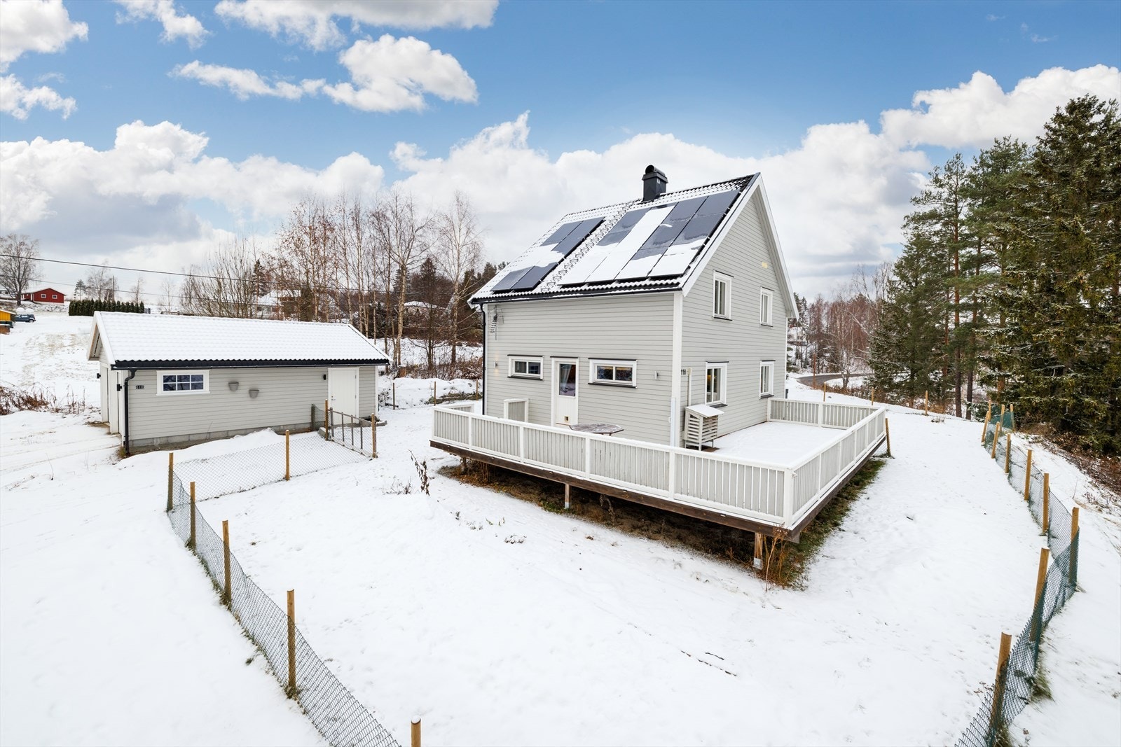Er du på utkikk etter en meget velholdt enebolig m/garasje, stor tomt, solcelle og uthus, som ligger i barnevennlige og landlige omgivelser? Da er dette boligen for deg! Galleribilde