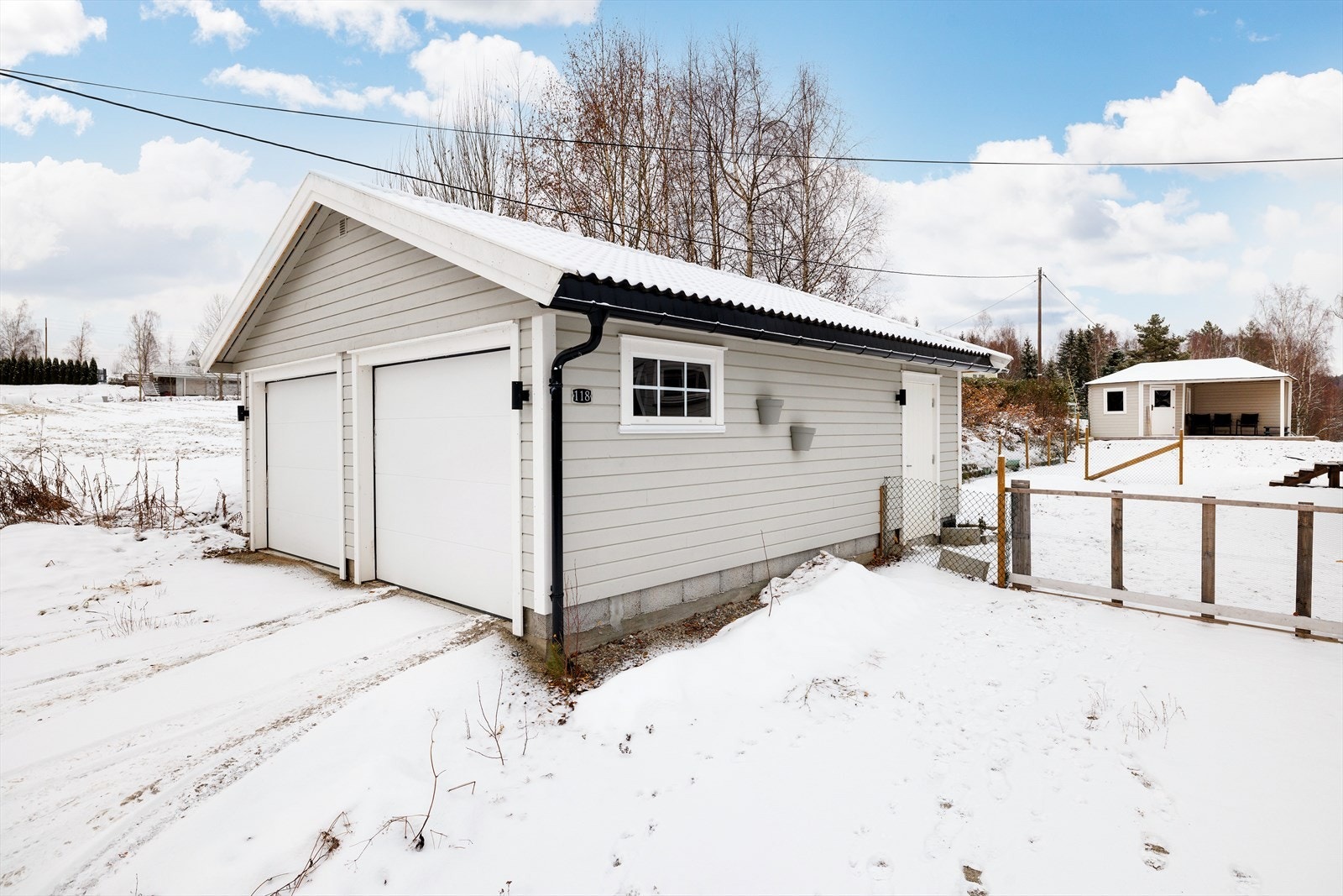 Parkering i dobbeltgarasje med bod i bakkant. Galleribilde