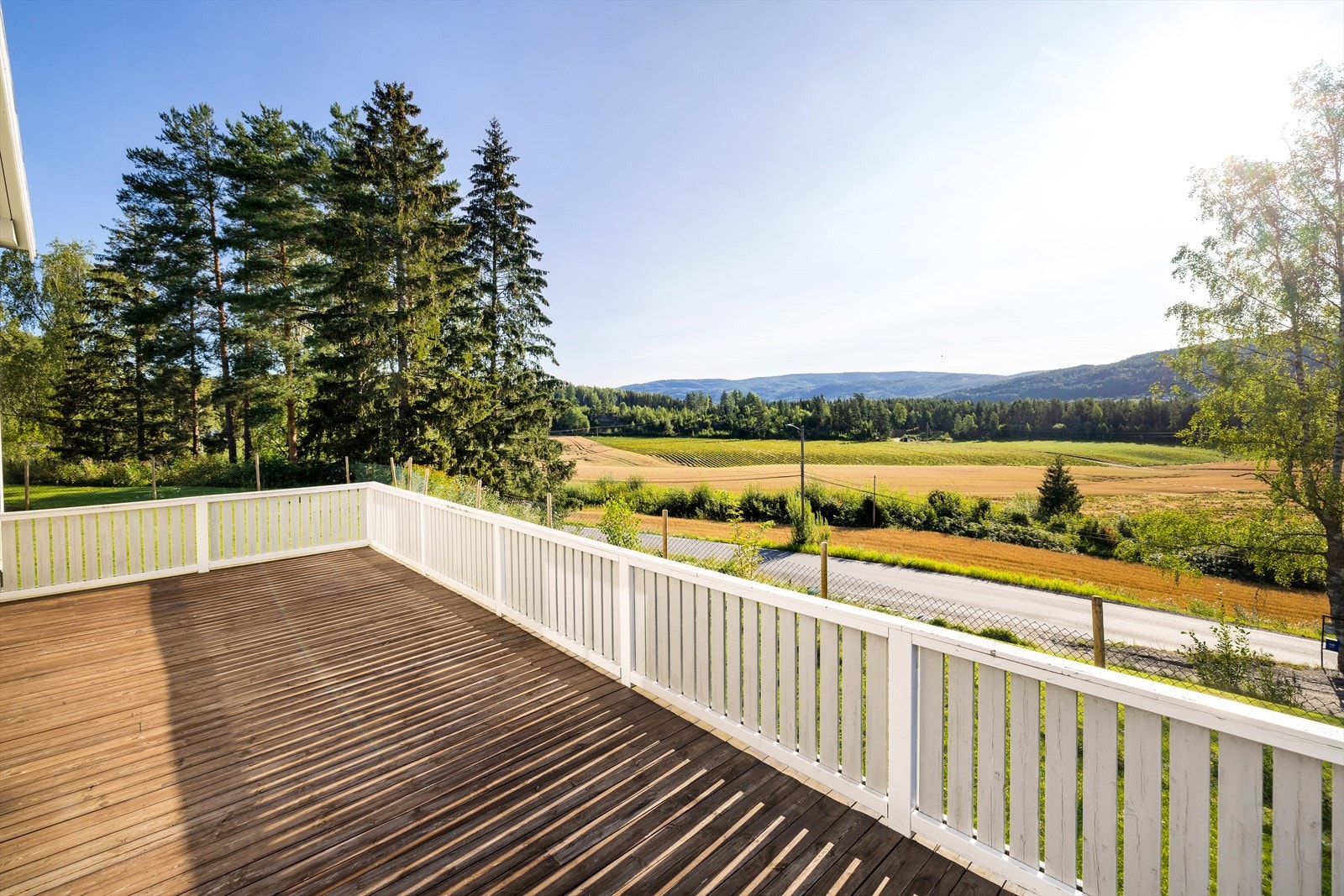 Stor terrasse med gode sol- og utsiktsforhold. Galleribilde