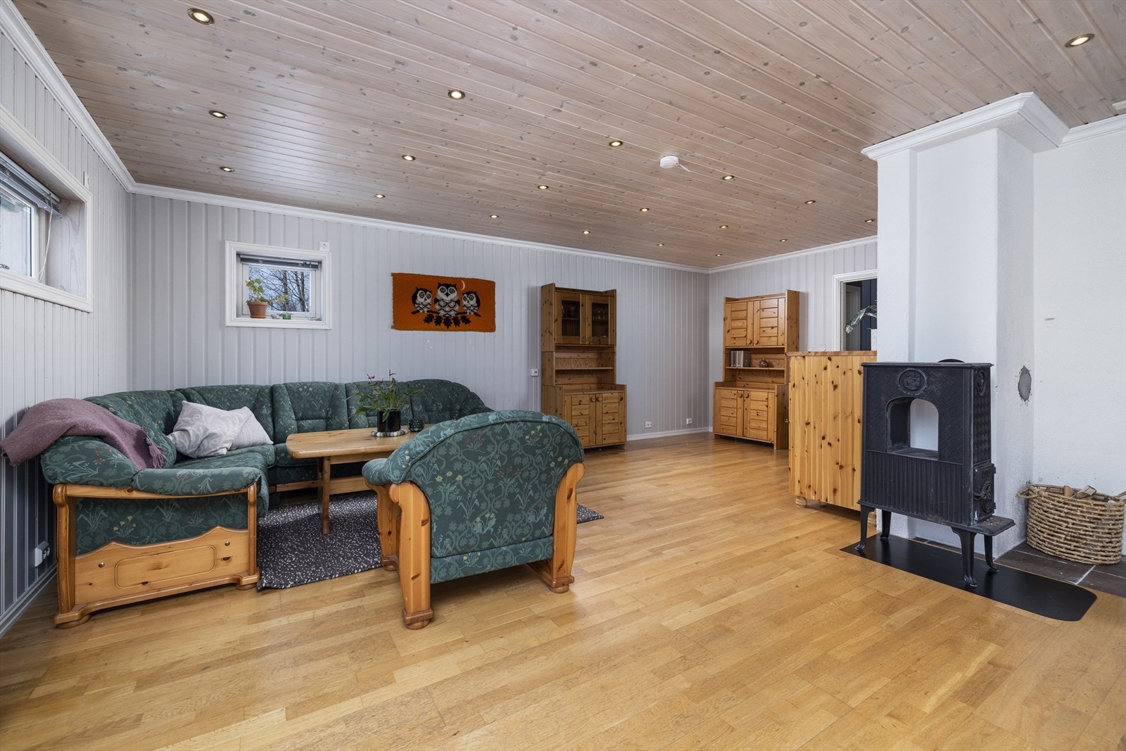 I stue er det oppvarming med vedovn og varmepumpe. Galleribilde