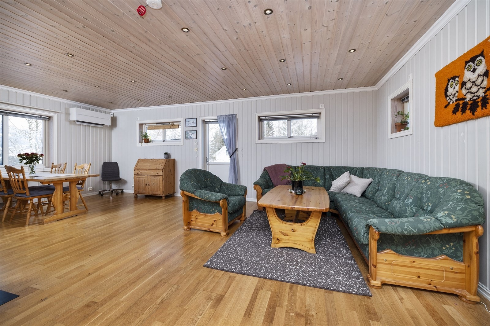 Stuen er romslig og har god plass til både sitte- og spisegruppe. Galleribilde