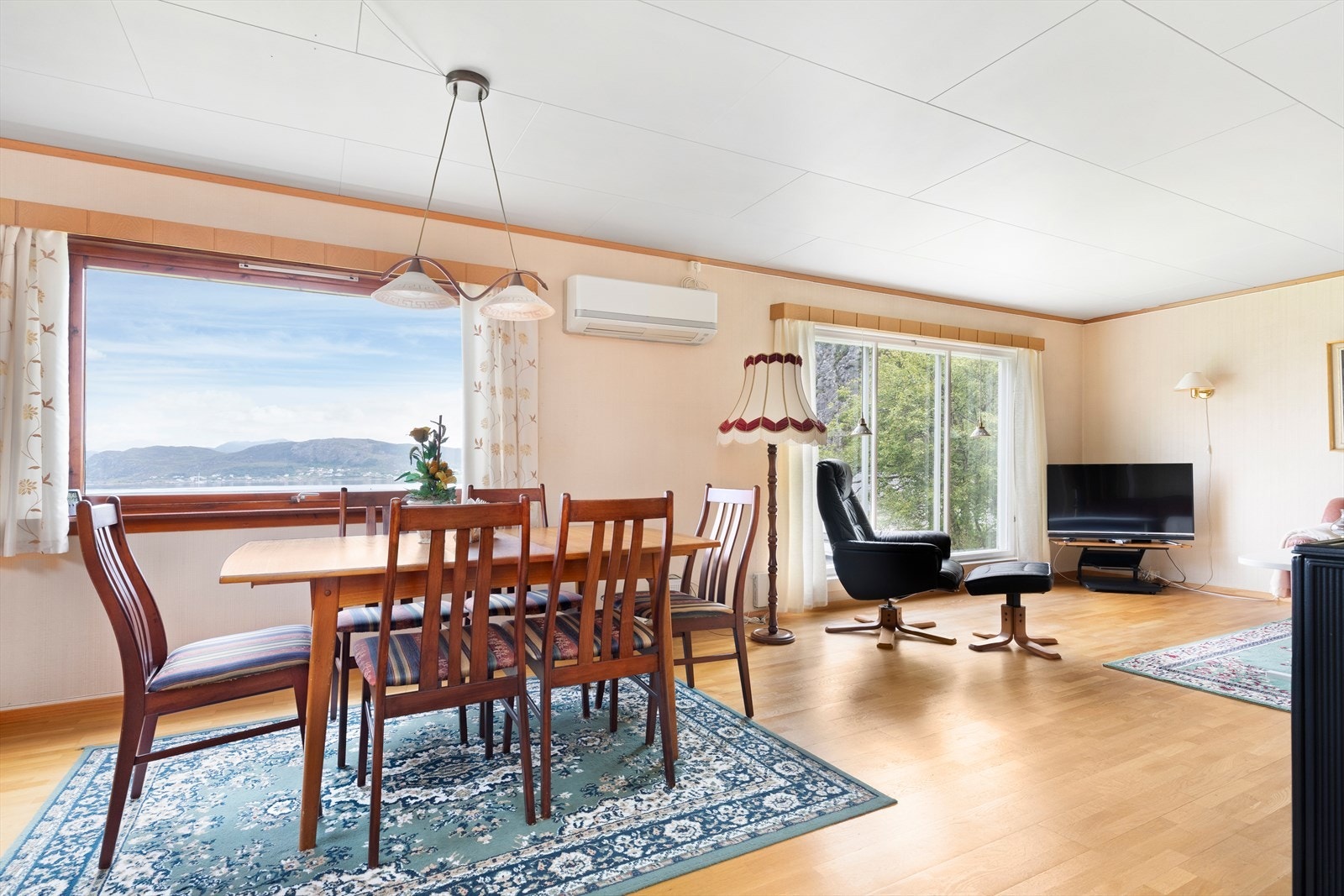 Her får du en romslig stue med plass til spisebord og sofagruppe Galleribilde