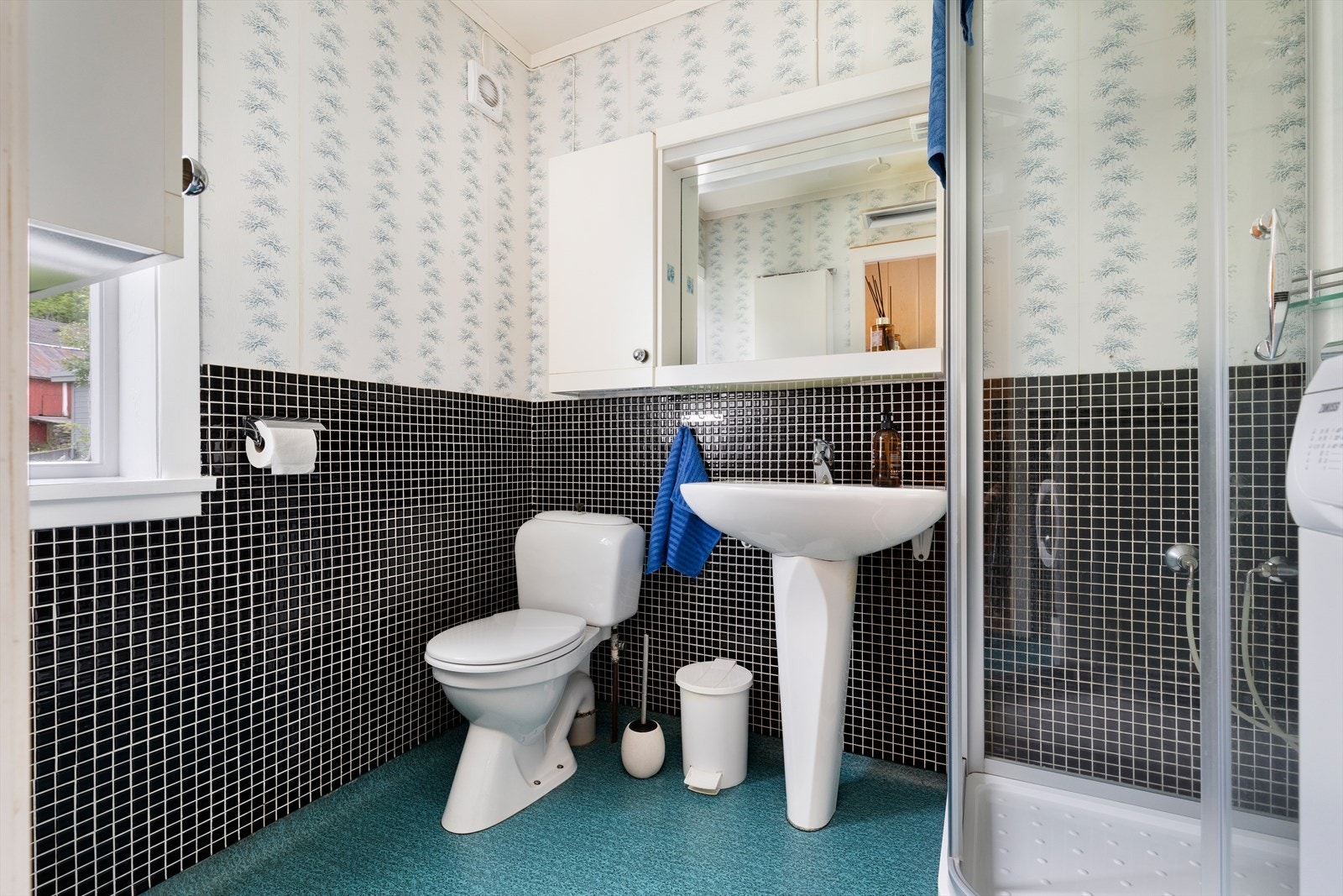 Baderom med dusjkabinett Galleribilde