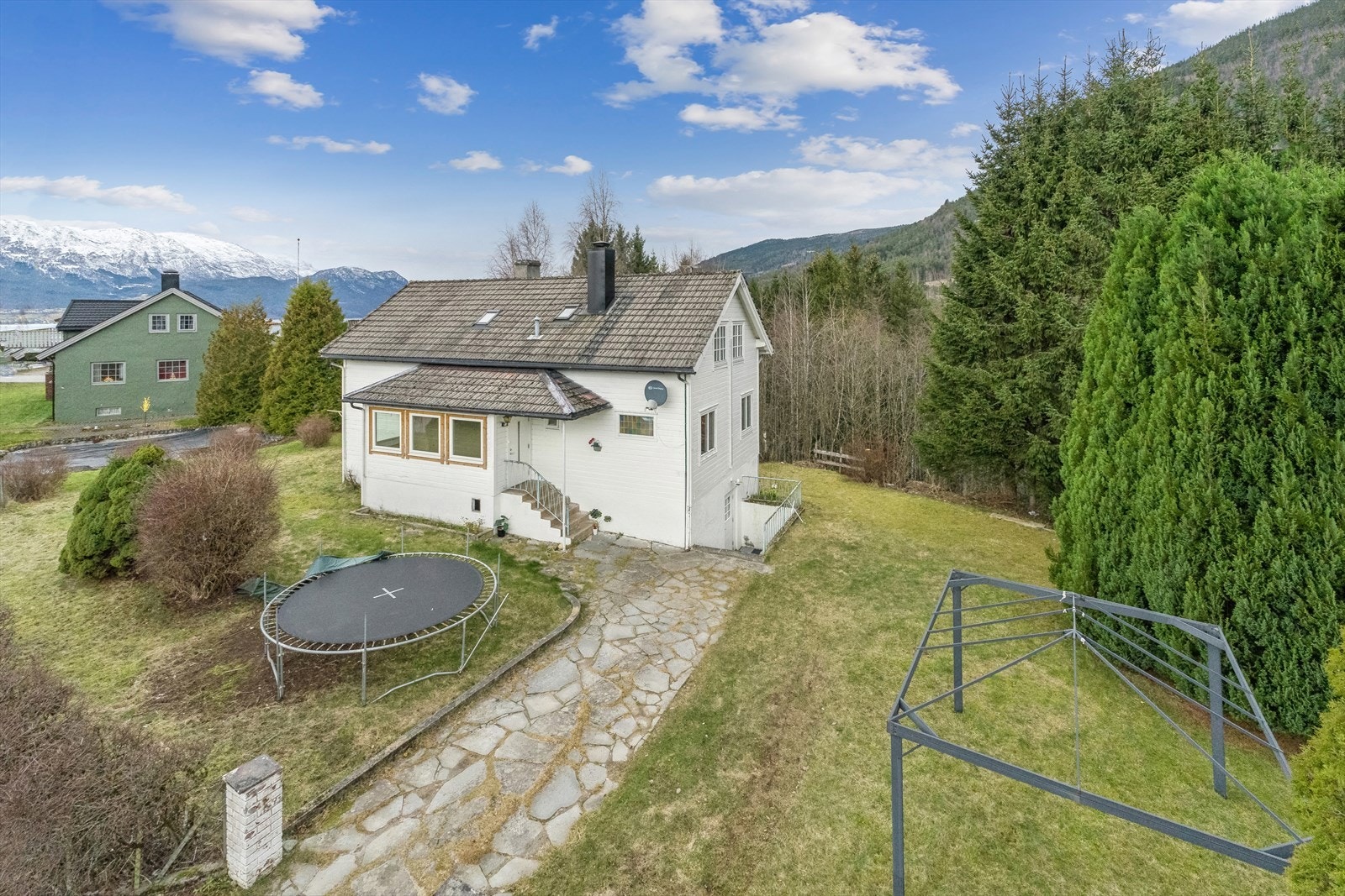 Romsleg, relativt flat tomt Galleribilde