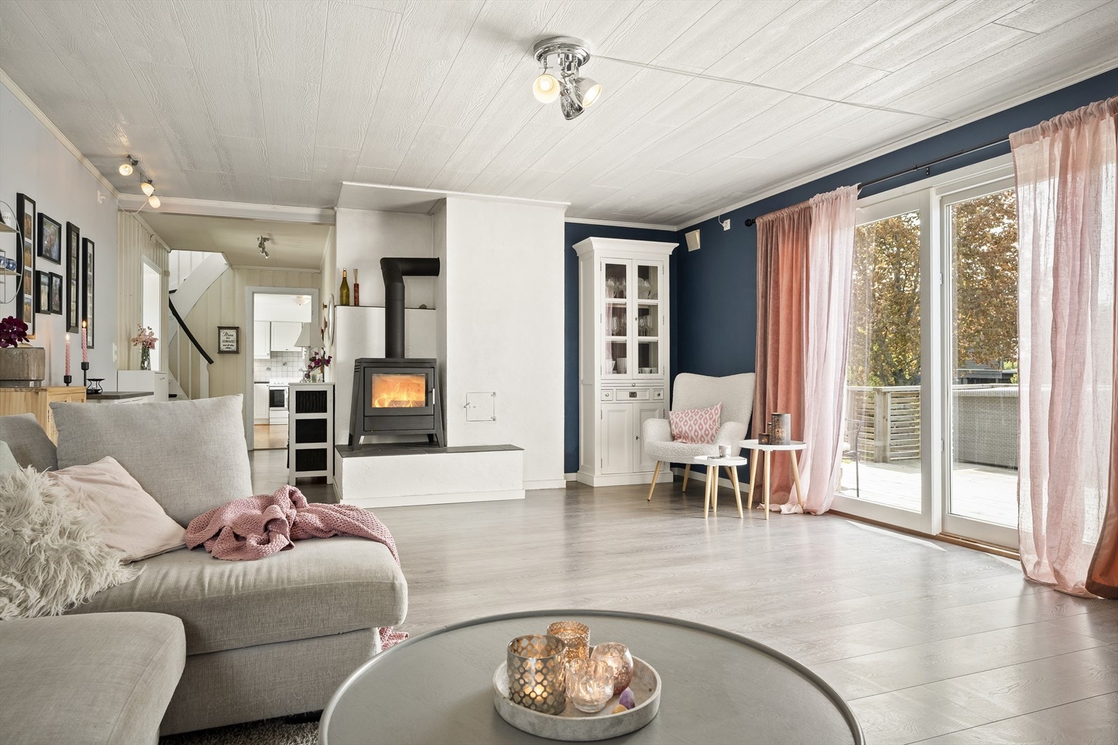 Stuen har god plass til sofagruppe, hyller og annet ønsket møblement. Galleribilde