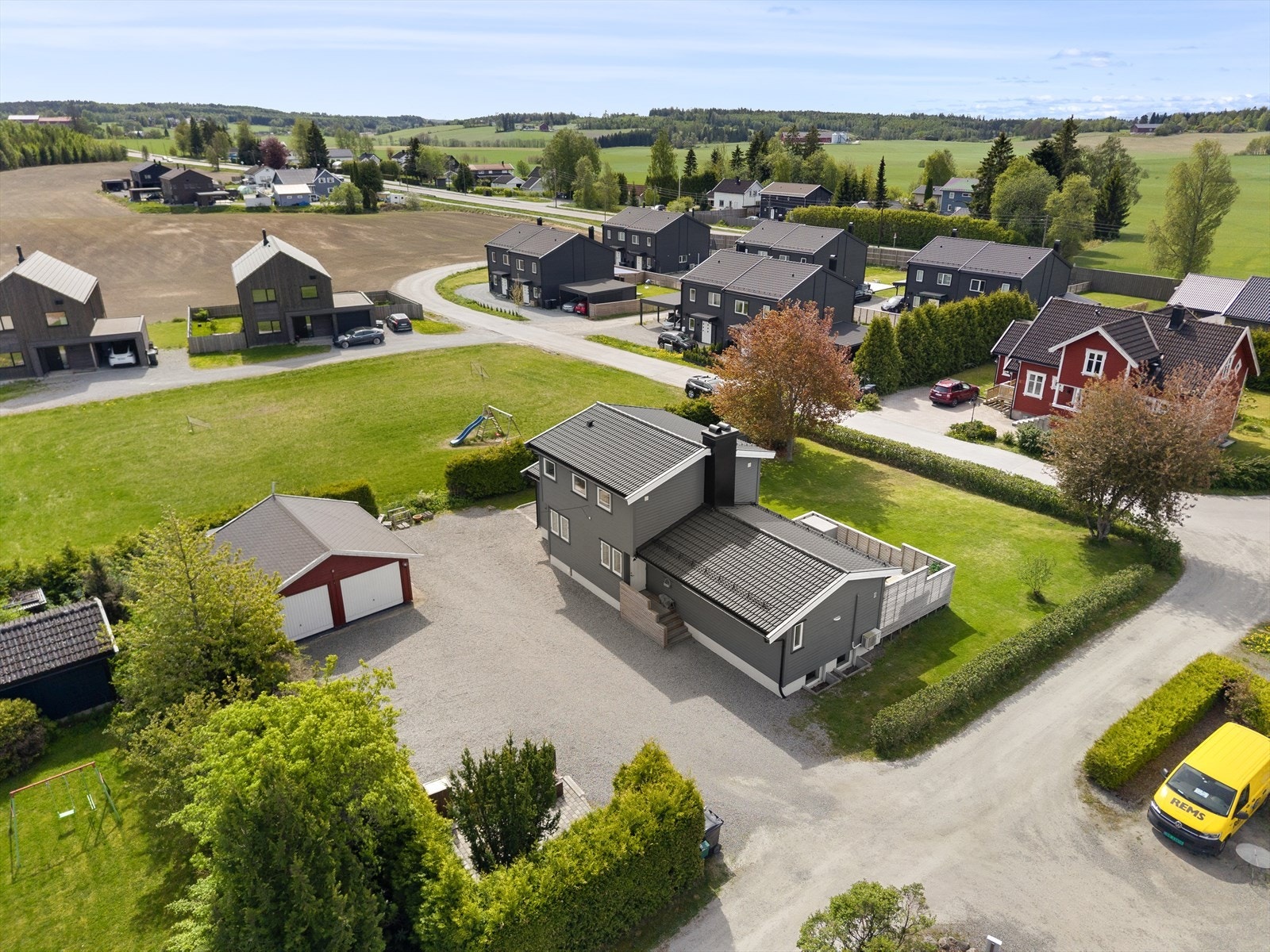 Flat solrik eiet tomt på ca 1044 kvm med stor gårdsplass. Galleribilde