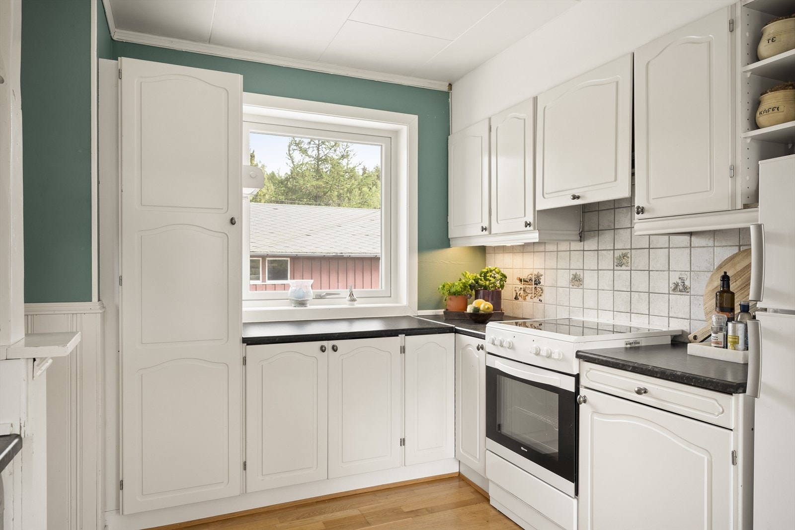 Romslig kjøkken med rikelig skap-og benkeplass. Galleribilde