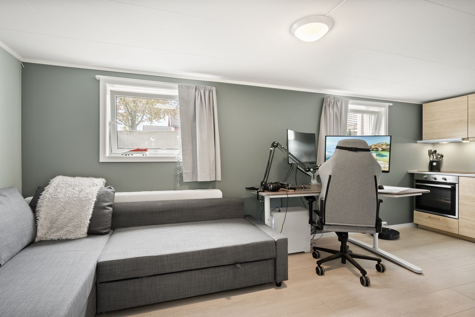 Hybeldel består av entré, bad og rom benyttet som soverom/kjøkken. Galleribilde