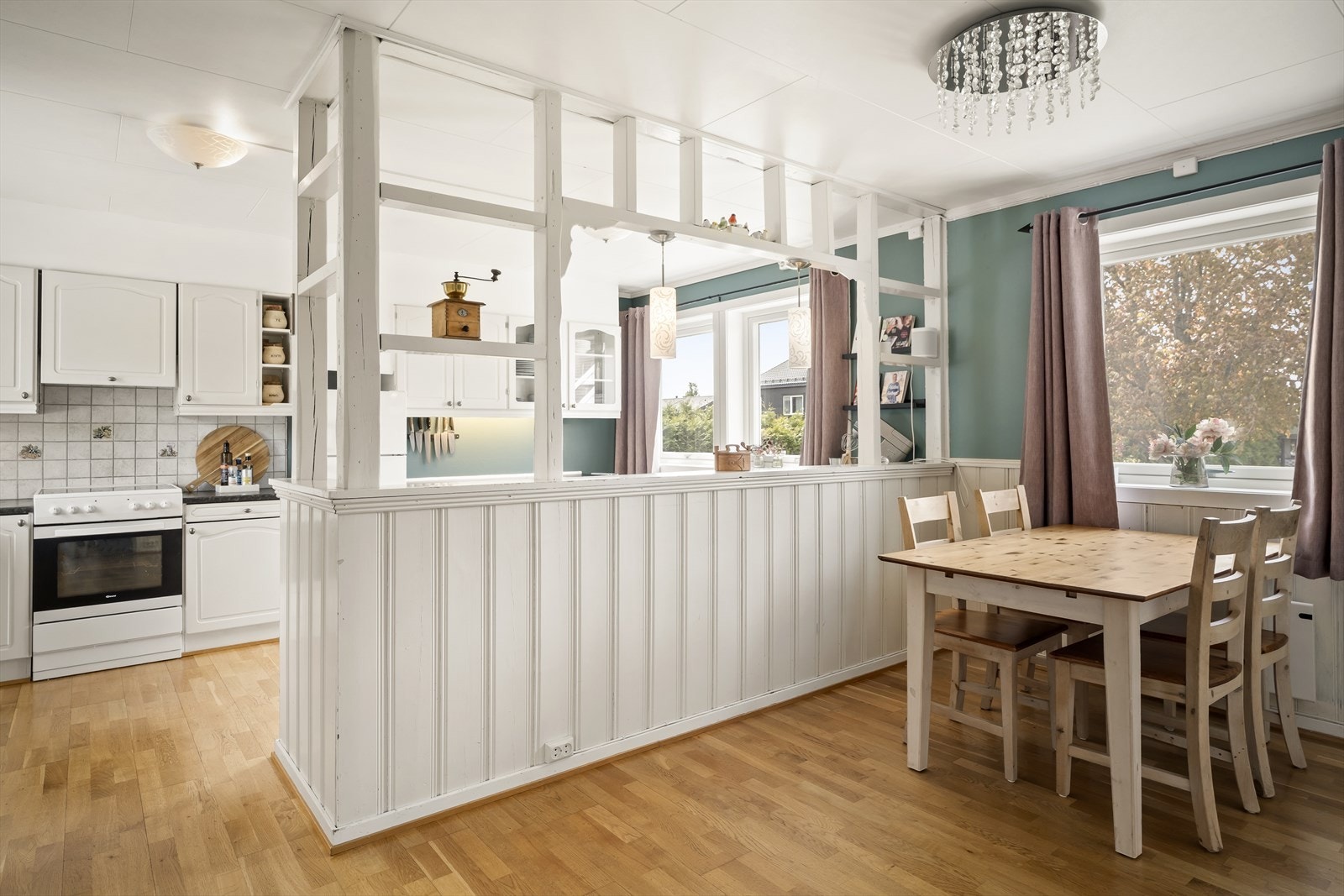 Separat kjøkken med god plass til spisebord. Galleribilde