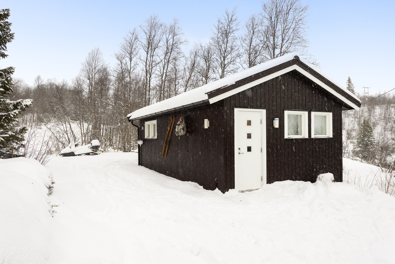 Anneks satt opp i 2016. Annekset inneholder baderom og soverom. I tillegg et romslig bodrom i enden av annekset Galleribilde