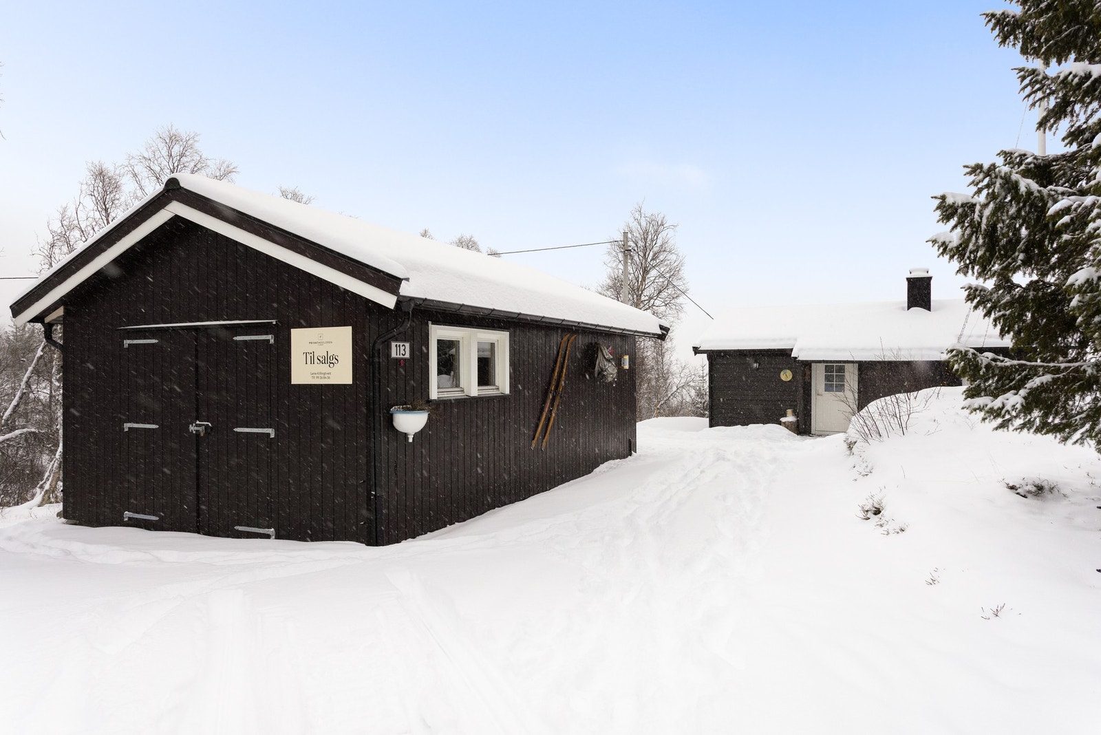 Bilvei helt frem i sommerhalvåret. I vinterhalvåret blir vegen fra Kråmviki om til snøskuterløype. Da parkerer man ca 500 meter fra hytta Galleribilde