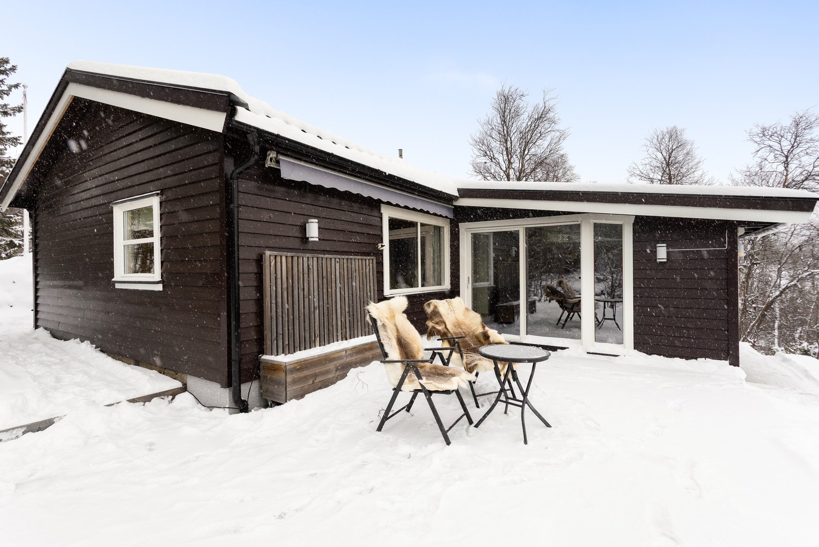 PrivatMegleren har gleden av å presentere Kråmvikvegen 113 - Idyllisk hytteeiendom med svært usjenert beliggenhet! Galleribilde