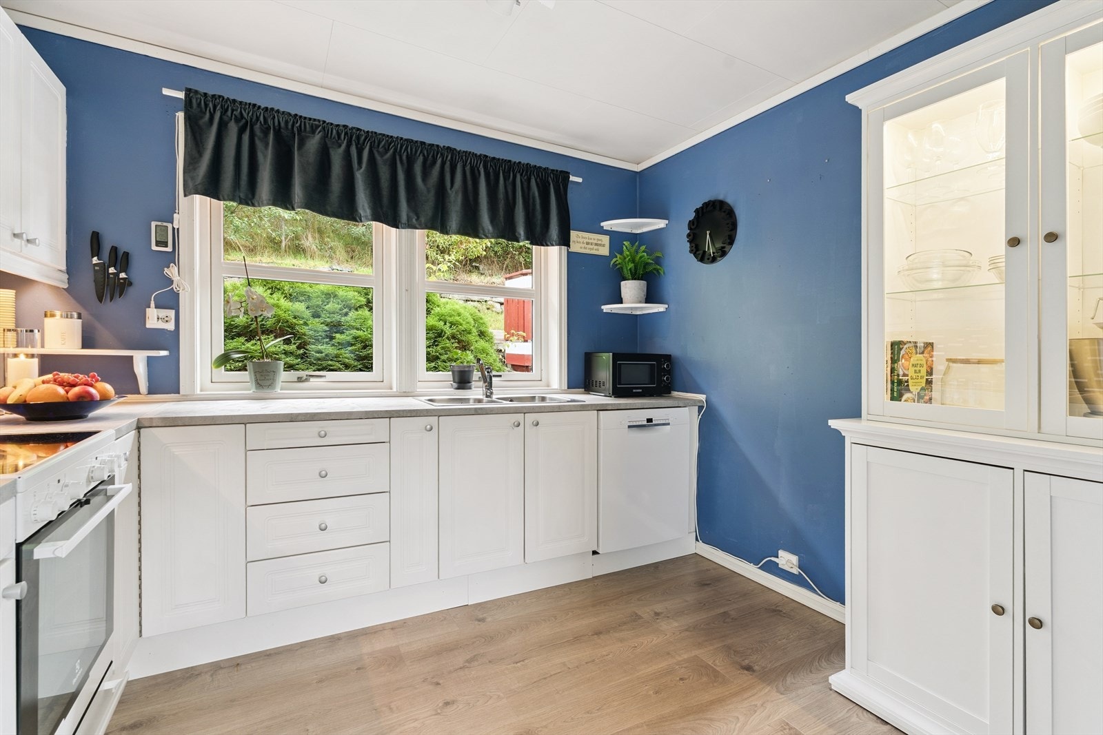 Kjøkken er fornya i 19/20 med nytt golv, malt innreiing i 2020. Veggar er også malt i samme periode. Galleribilde