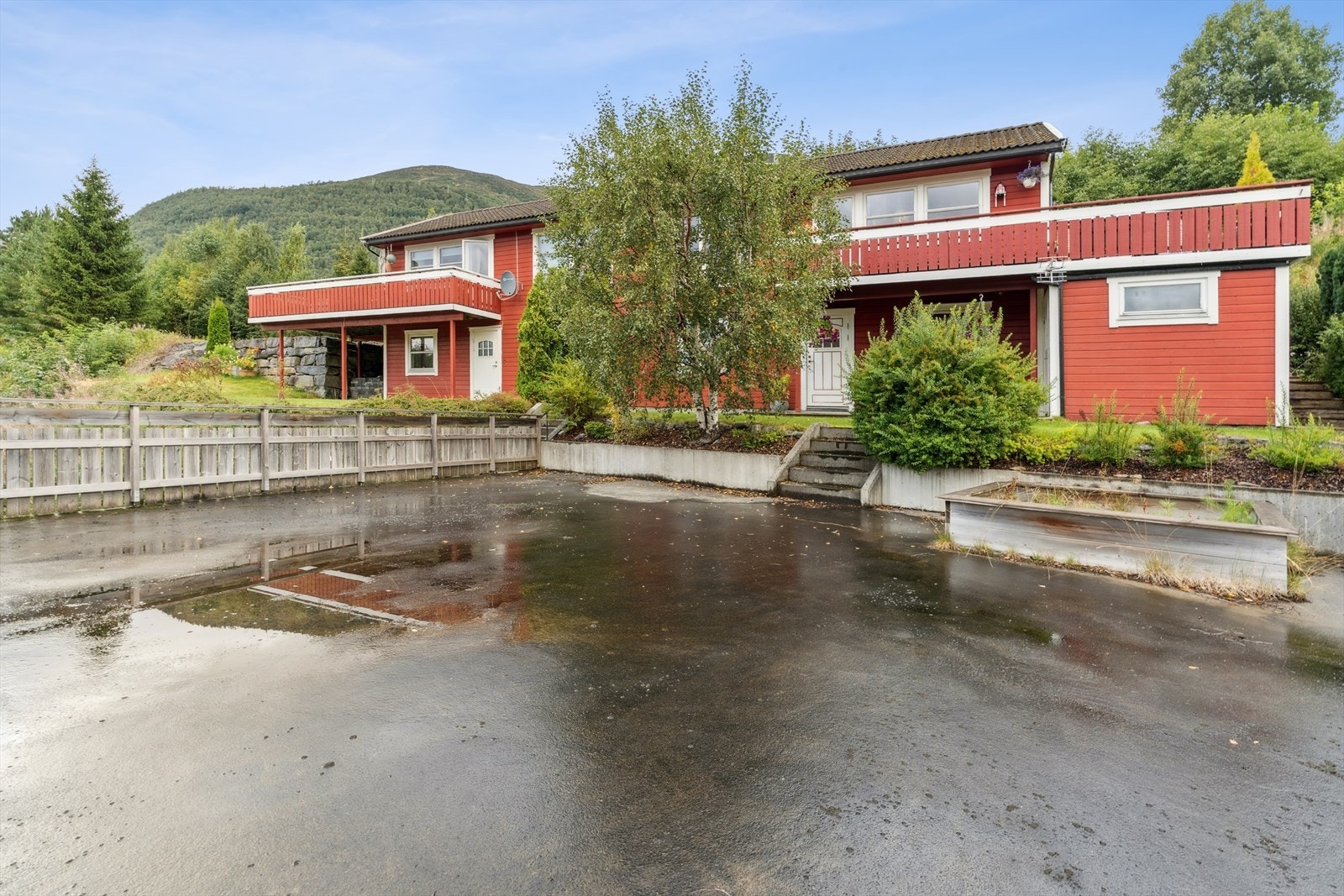 Terrasse på garasjetak gir deg ekstra uteplass. Kanskje leikestativ og sandkasse? Galleribilde