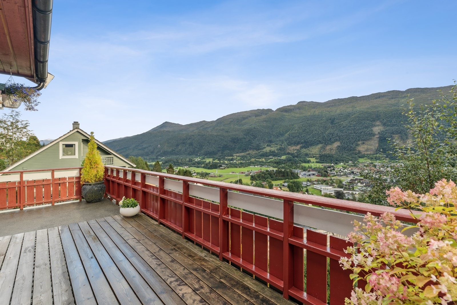 Du har også utgang til sør- og austvendt altan. Her er det solrikt og fint å sitje. Galleribilde