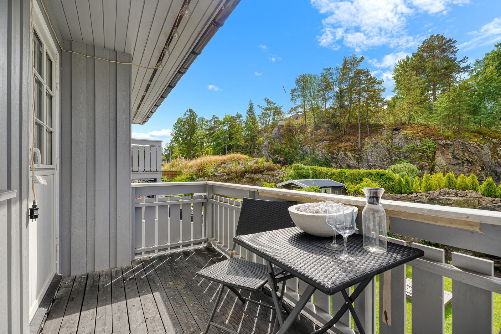 Ut fra kjøkkenet er det en fin og solrik veranda med sol fra formiddag til sent på kvelden Galleribilde