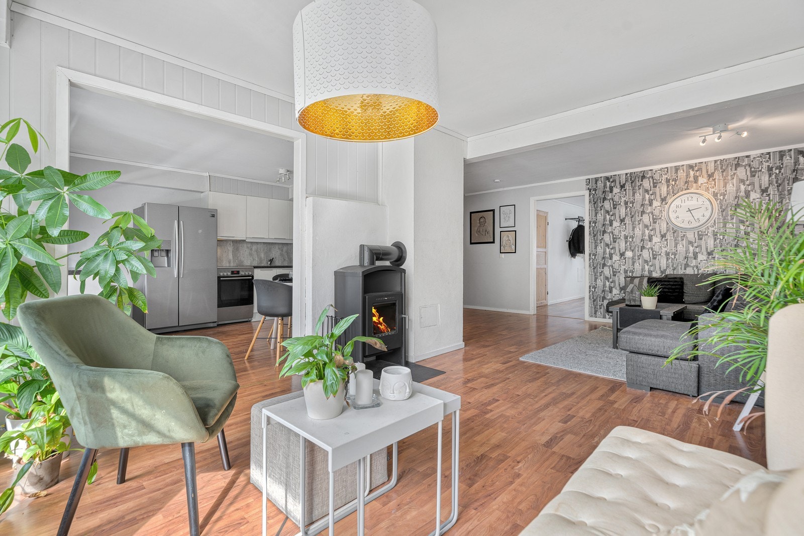 Leiligheten varmes effektiv med nærliggende leiligheter i tillegg til innvendig vedfyrt peisovn Galleribilde