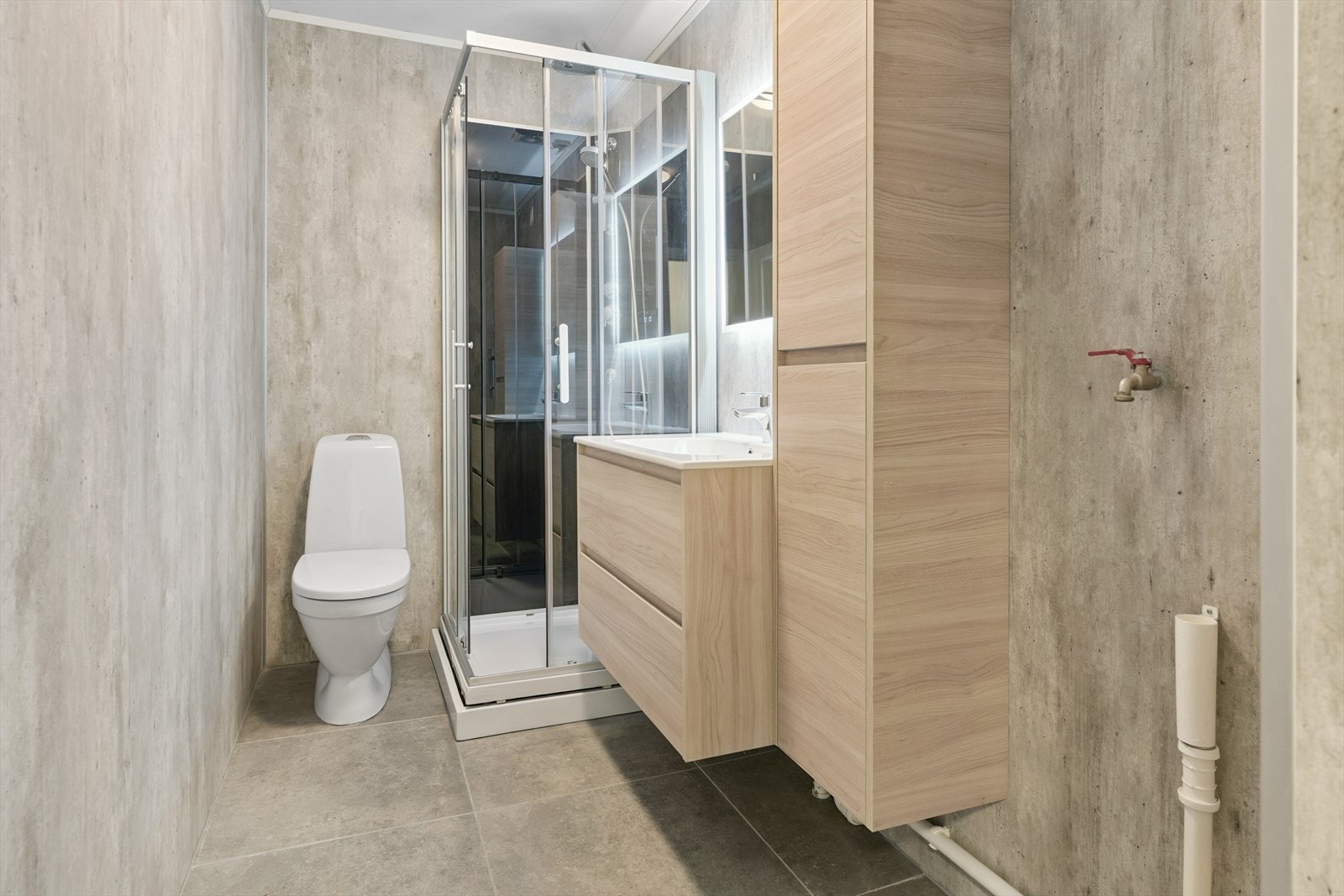 Oppussa med flis på golv og baderomsplater på vegg. Golvståande toalett, servantinnreiing med heilstøypt servant, høgskap og dusjkabinett. Det er opplegg for vaskemaskin på badet. Det er også eit fellesrom i underetasjen du kan nytte til vaskemaskina di. Galleribilde