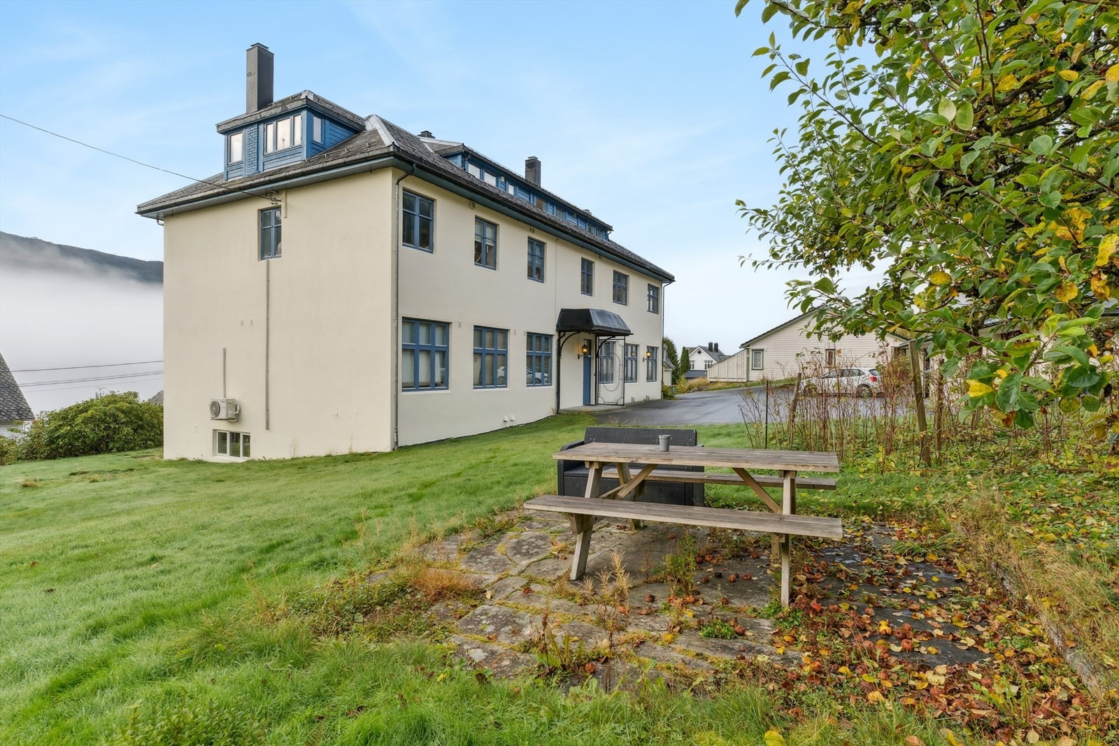 Romsleg, hyggelig opparbeida fellesareal med plen og fruktre. Super samlingsplass for bebuarane, familie og venner. Galleribilde