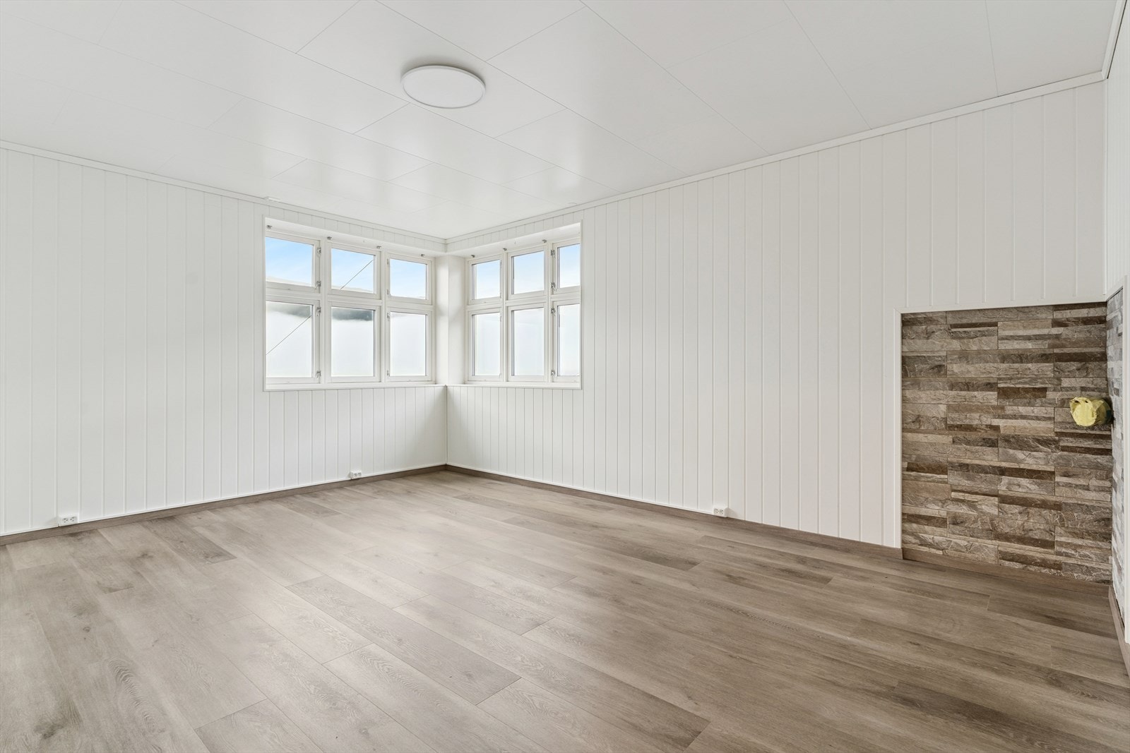 Det er ei romsleg og fin stove i leilegheita. Her er det også laminat på golv og malte plter på veggar. Det er mulig å setje inn vedomn i stova. Galleribilde