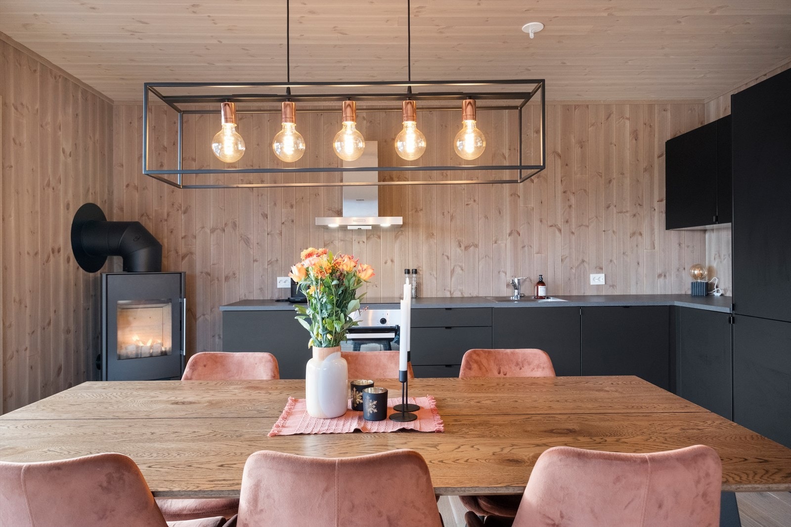 Kjøkkenet har slette fronter og integrerte hvitevarer som gir en stilren arbeidsflate. Galleribilde