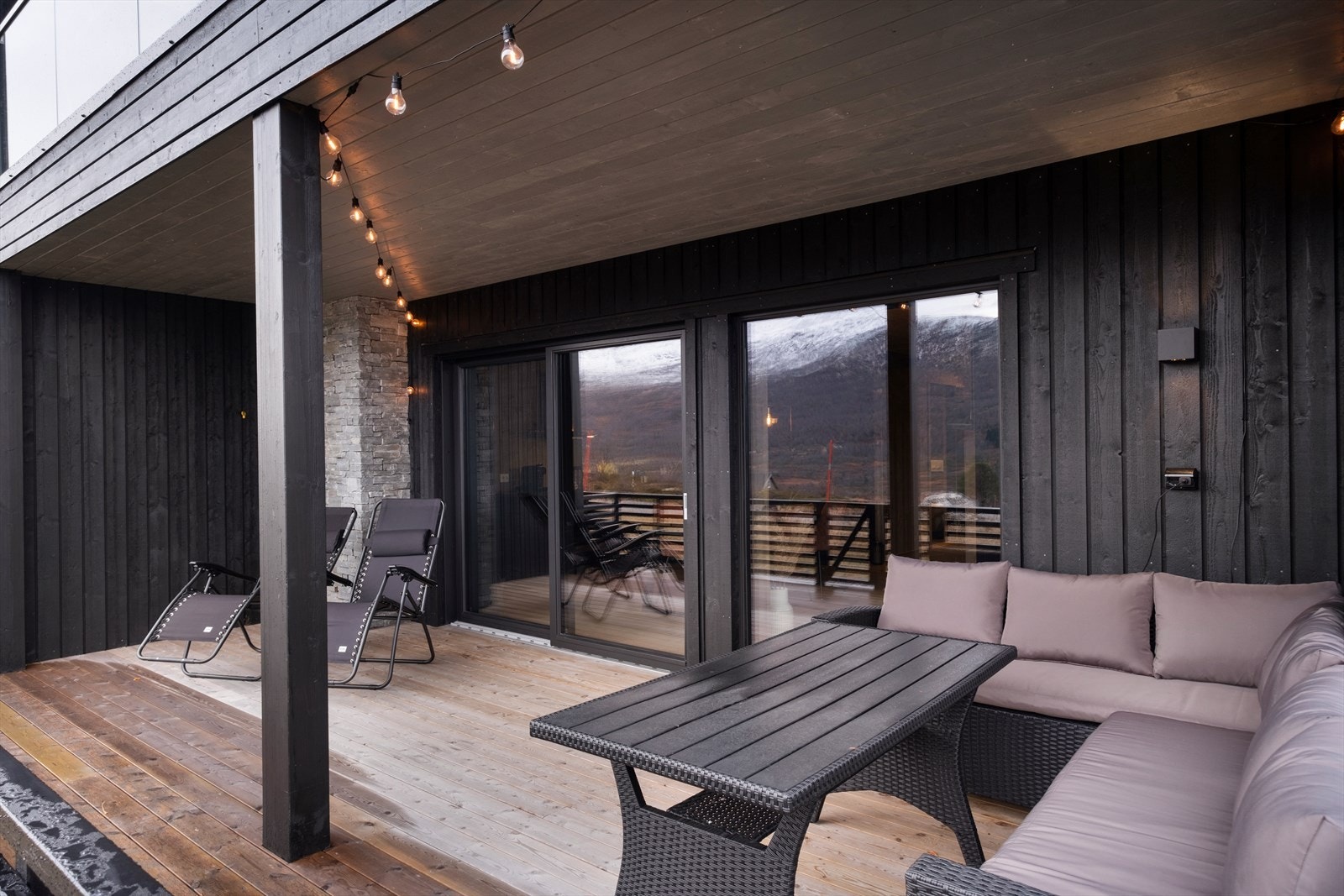 Skyvebalkongdør i malt tre med 3-lags energiglass gir tilgang til terrassen. Galleribilde