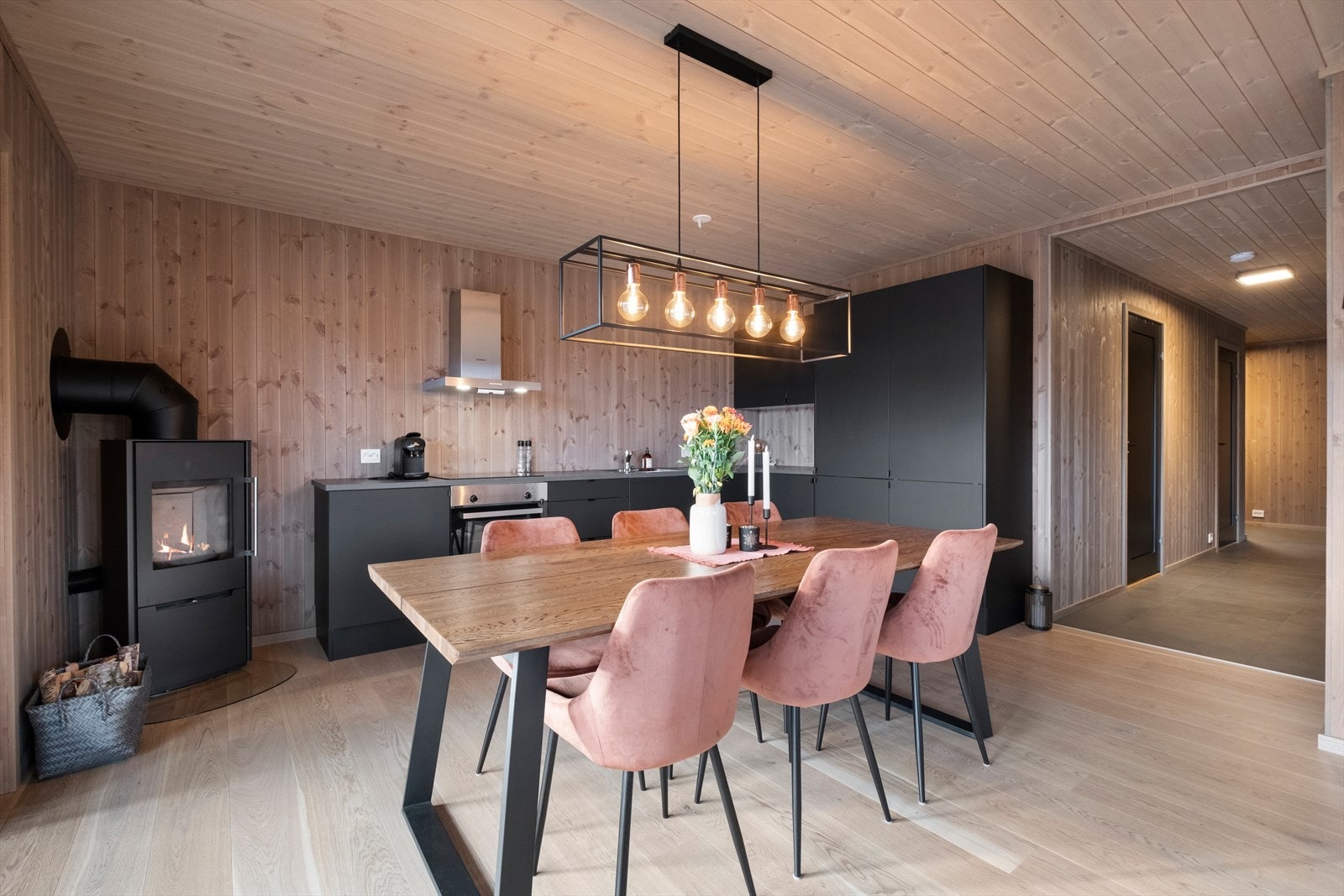 Direkte forbindelse til stue gir en naturlig overgang til spiseplassen. Galleribilde