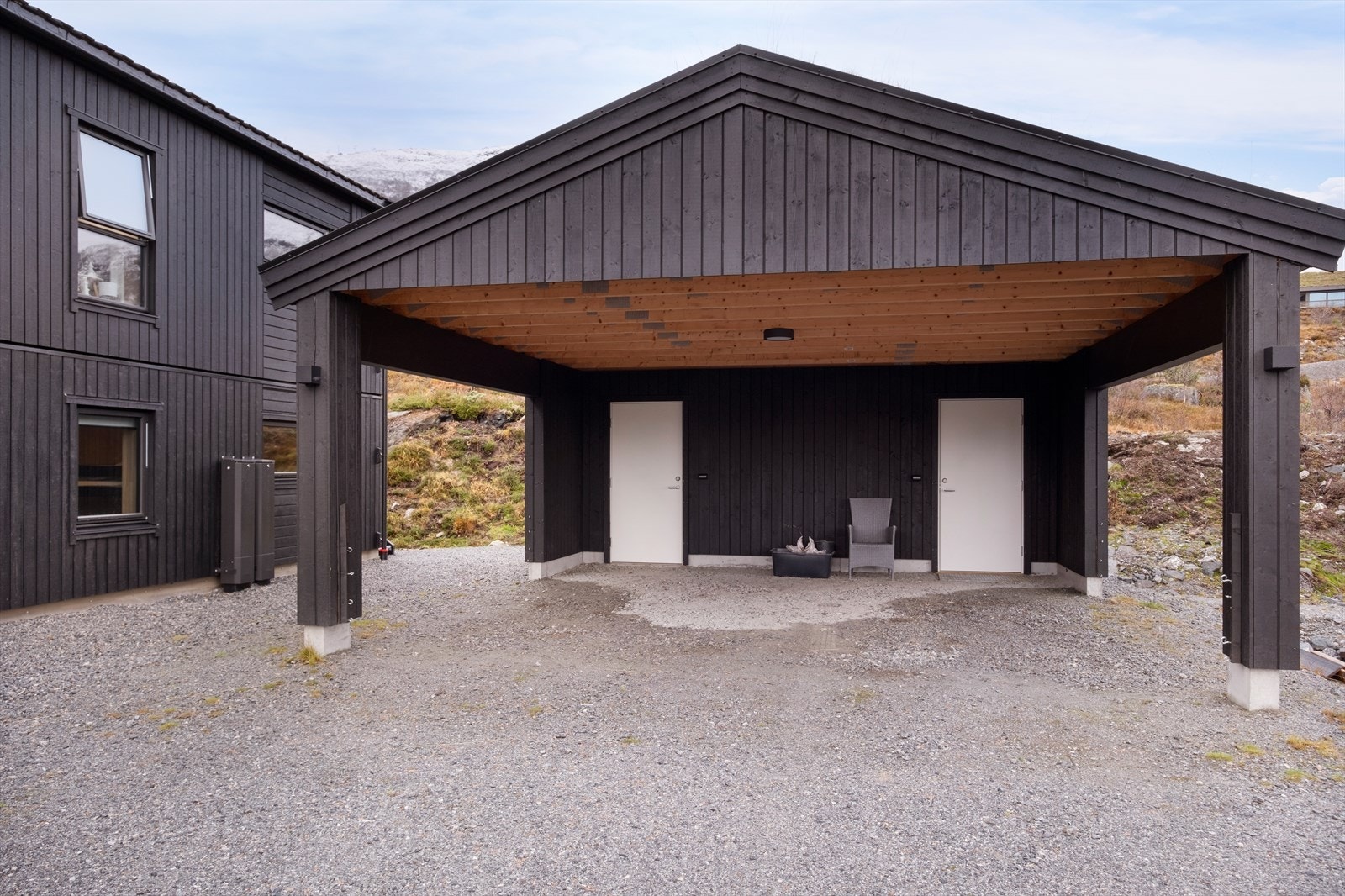 Carport på eiendommen med parkering og bod med mulighet for oppbevaring. Galleribilde