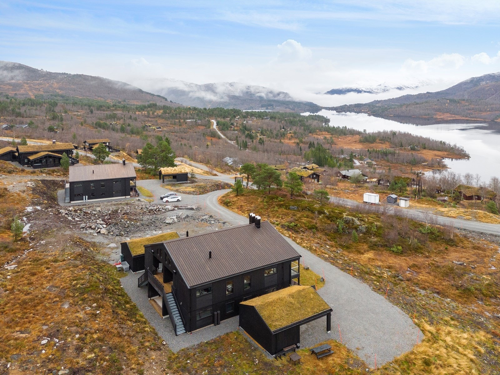 Fritidsboligen er omgitt av et vakkert landskap med fjell og skog. Galleribilde