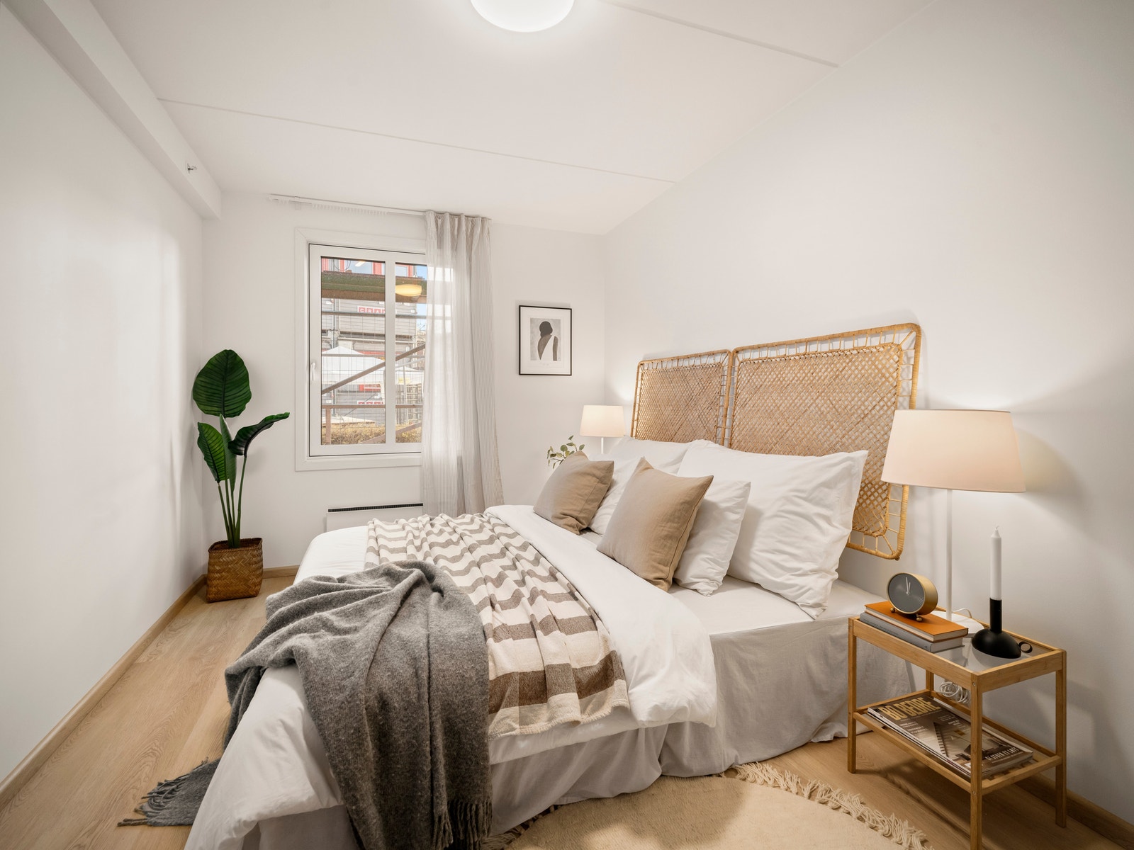 Lyst og romslig soverom med plass til dobbeltseng. Stort, integrert garderobeskap gir rikelig med smart oppbevaring. Galleribilde