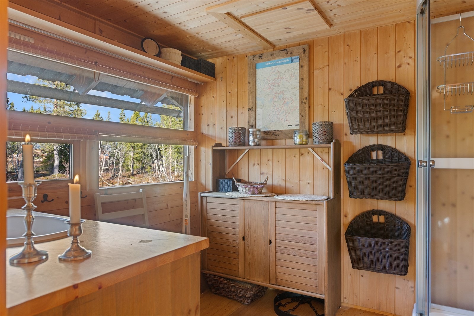 Hytta har et lyst vaskerom med gulv av heltre gulv, trepanel på vegger og i himling. Galleribilde