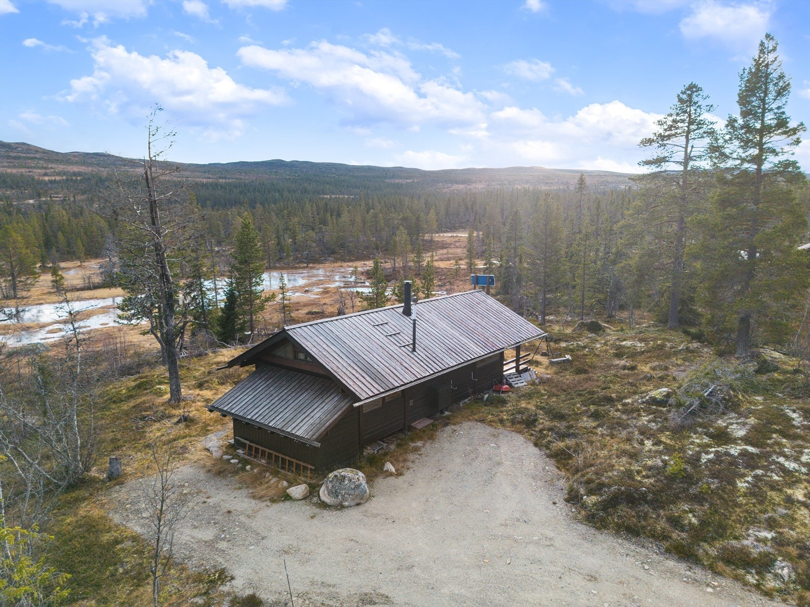 Hytta har belysning fra solcelleanlegg. Dette er fra byggeår. Galleribilde