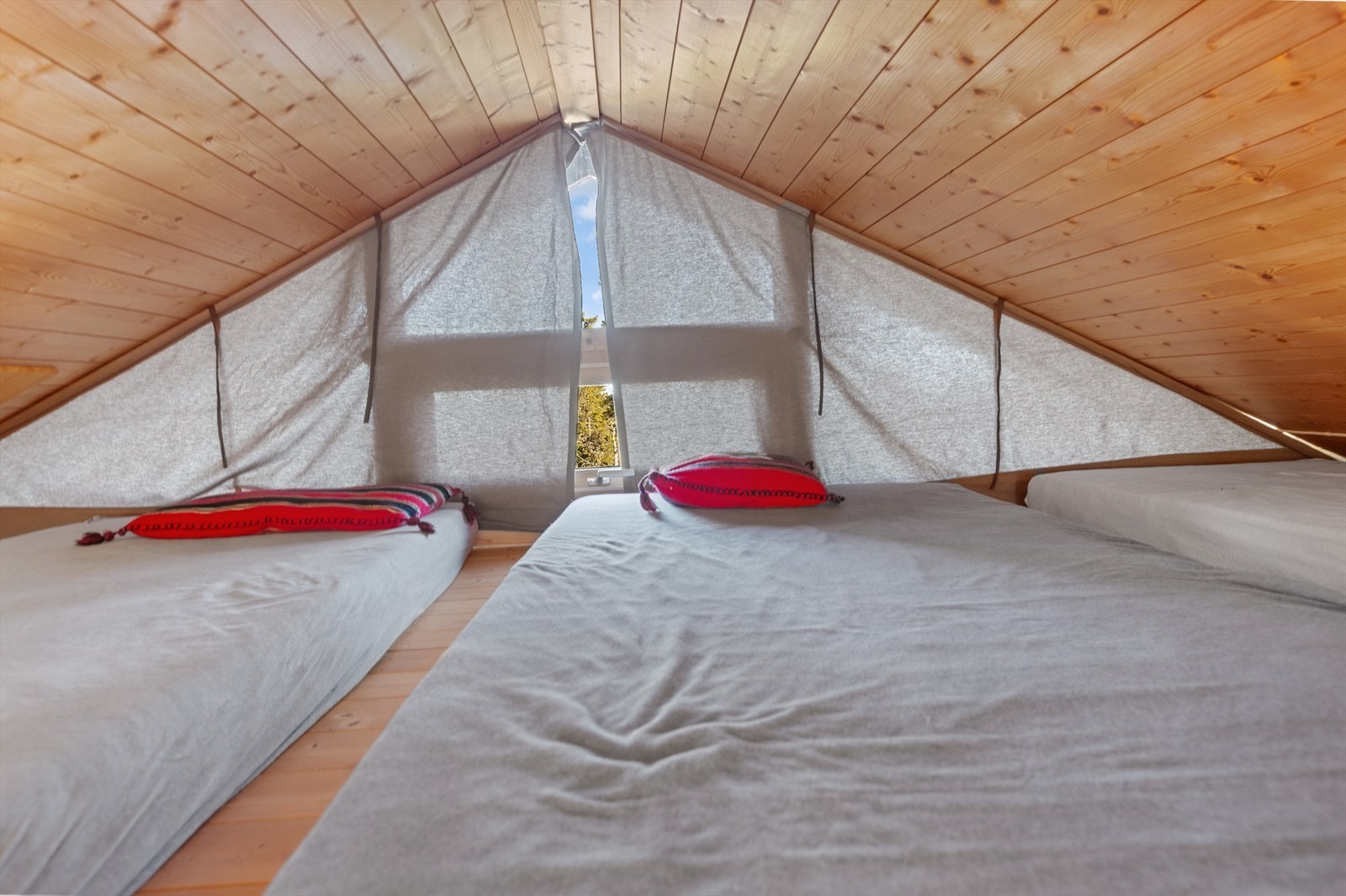 På hemsen er det lav takhøyde, men god gulvplass, og det er lyst og fint med vinduer og åpent mot vindfang. Galleribilde