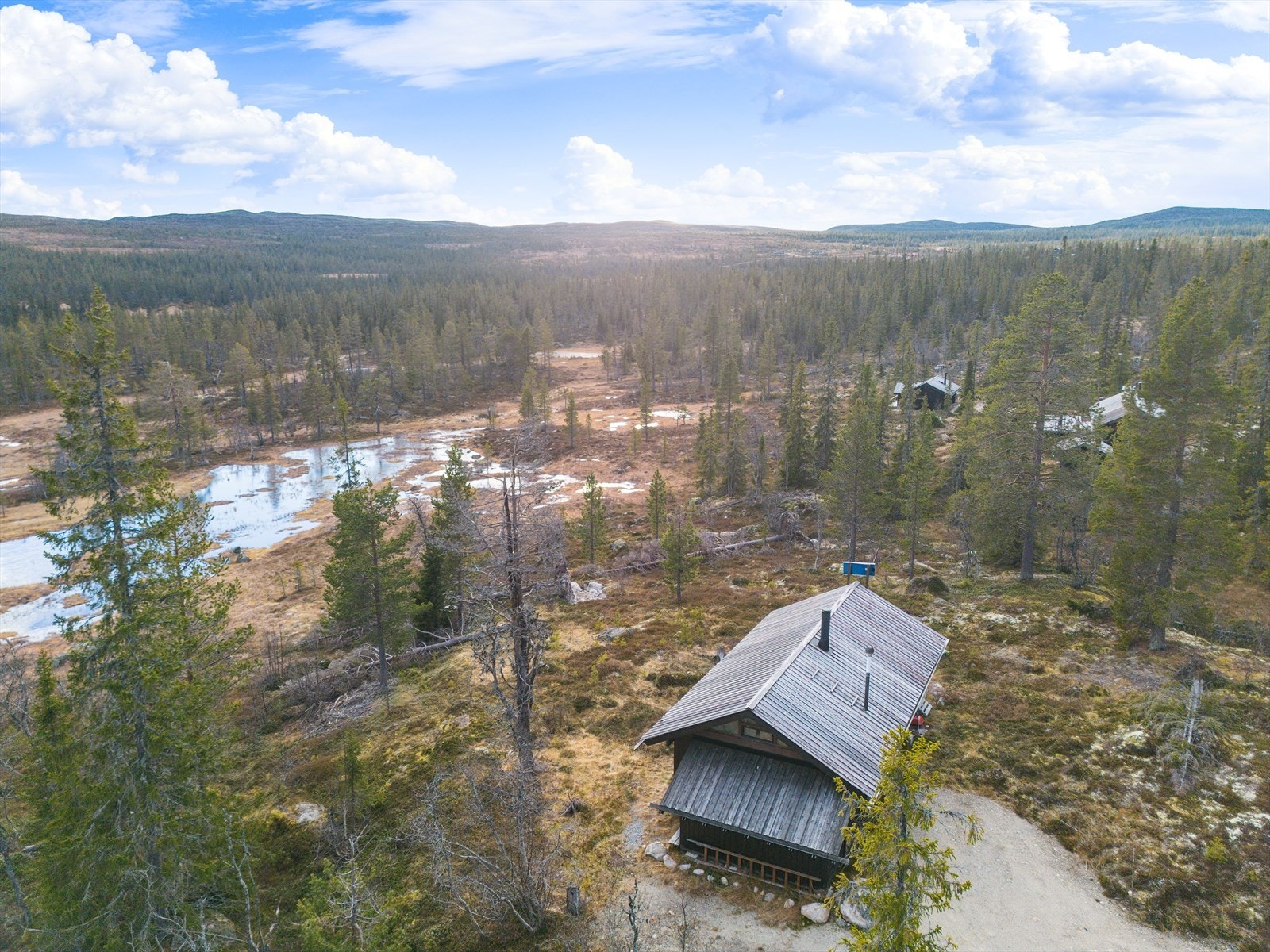 I et av disse vakre områdene, nemlig Fledda, ligger det ei lys og koselig hytte i Dølavegen 582. Den har gode solforhold og fin utsikt utover nærområdet og til fjellene. Galleribilde