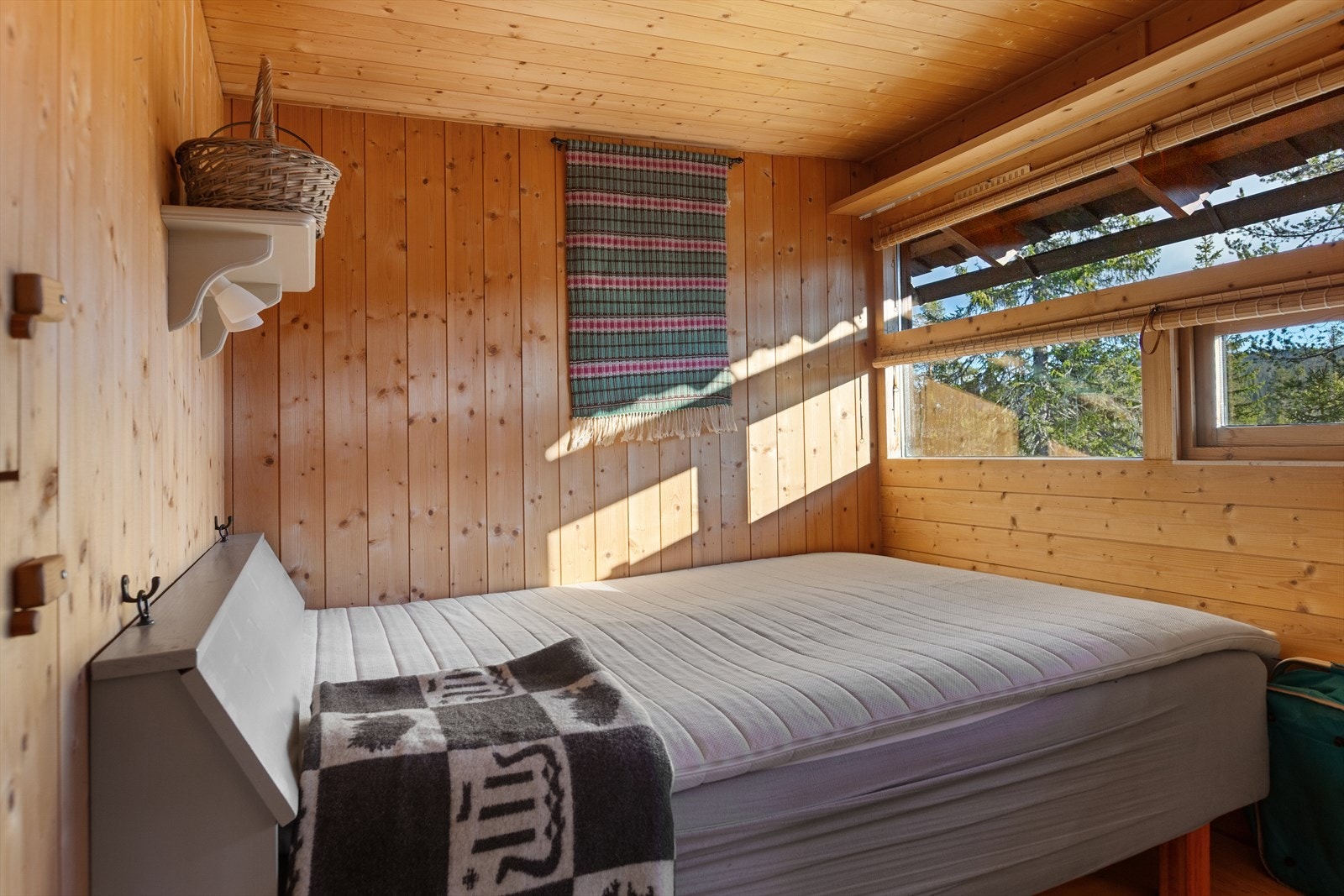 I hytta er det ett soverom med fin plass til dobbeltseng. Galleribilde