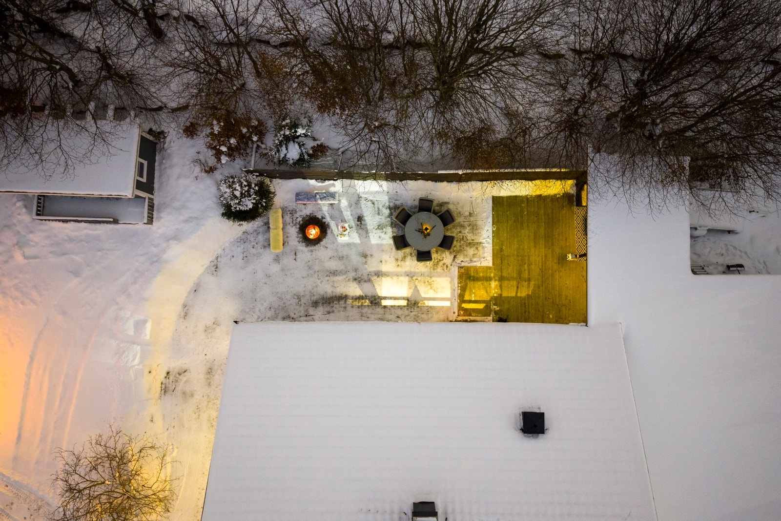 På tomten er det en stor flott og overbygget uteplass Galleribilde