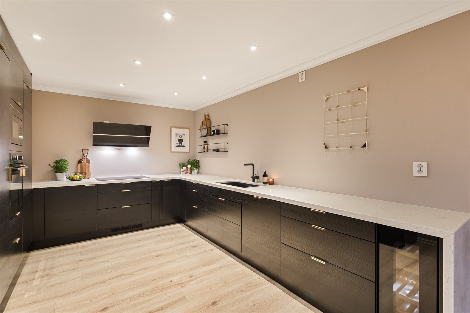 Kjøkkenet er gjennomtenkt og har generøst med benkeplass og oppbevaringsmuligheter. Galleribilde