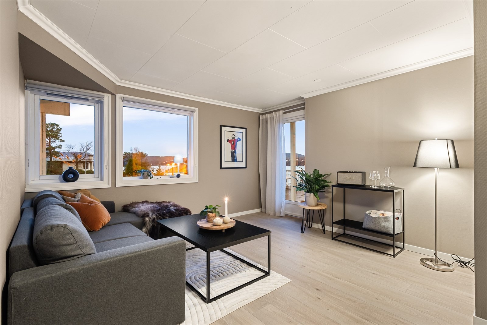 Den romslige kjellerstuen på hele 19,2 m² gir et flott ekstra oppholdsrom. Galleribilde