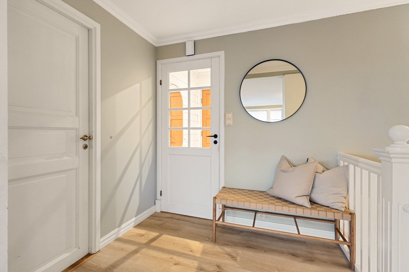 Hall m/trapp Galleribilde