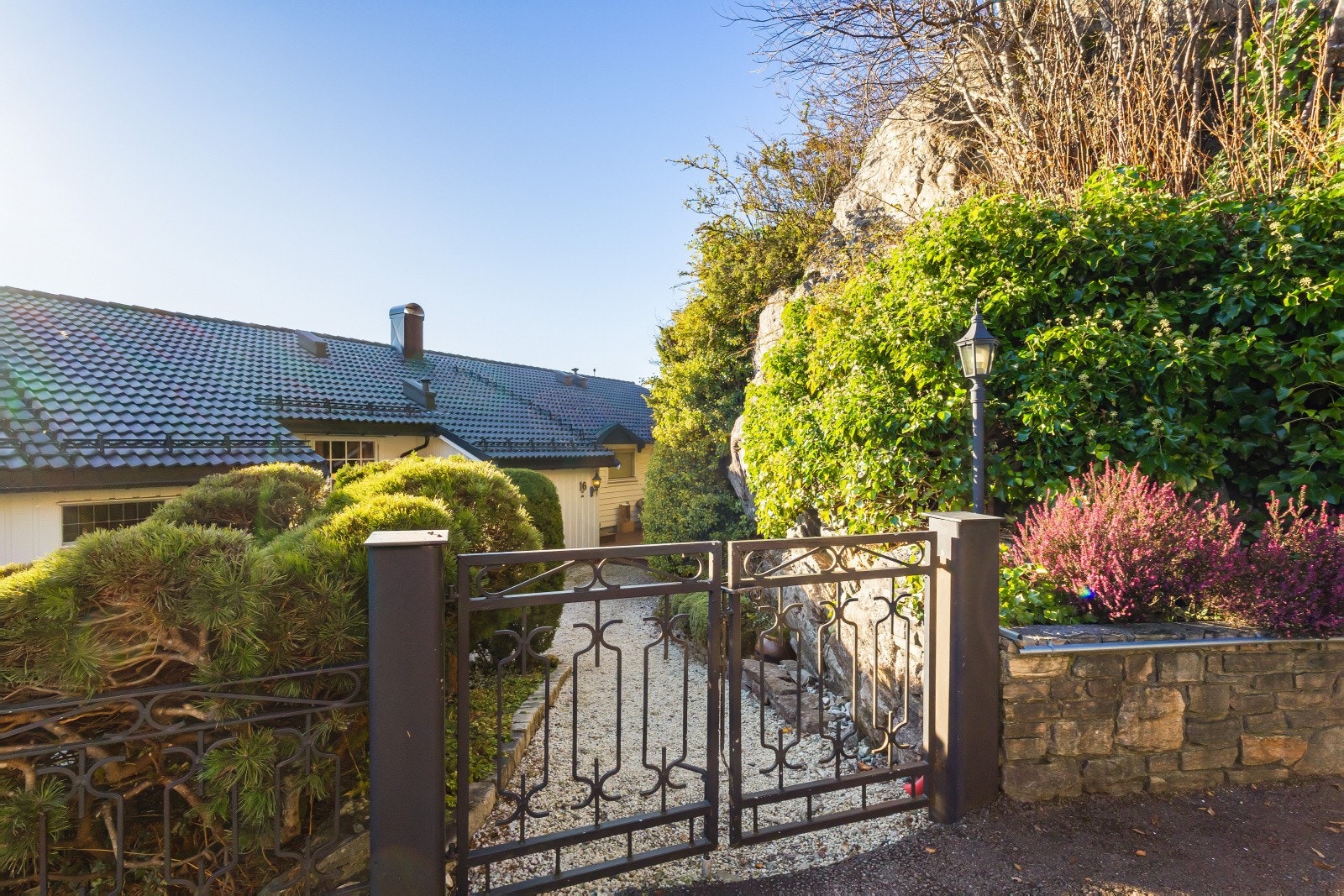 Pent opparbeidet inngangsparti med flott inngangsport. Galleribilde