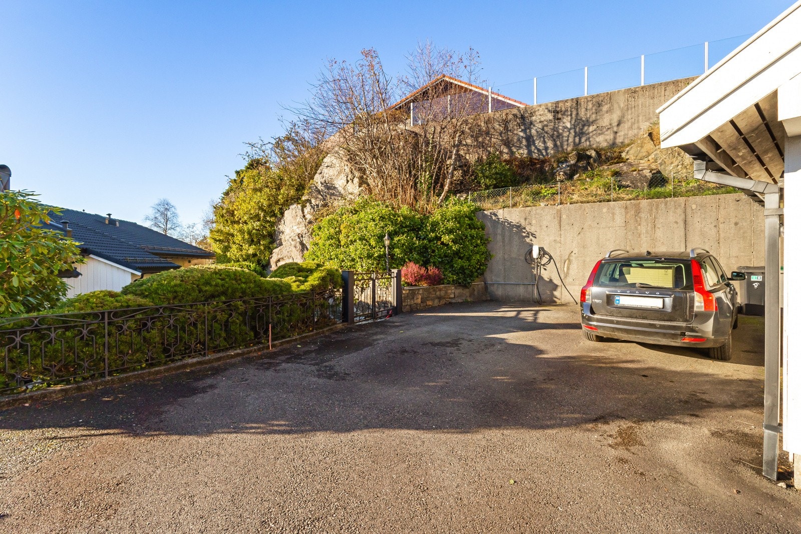 Det er parkering like ved inngangspartiet, med tilgjengelig elbillader. Galleribilde