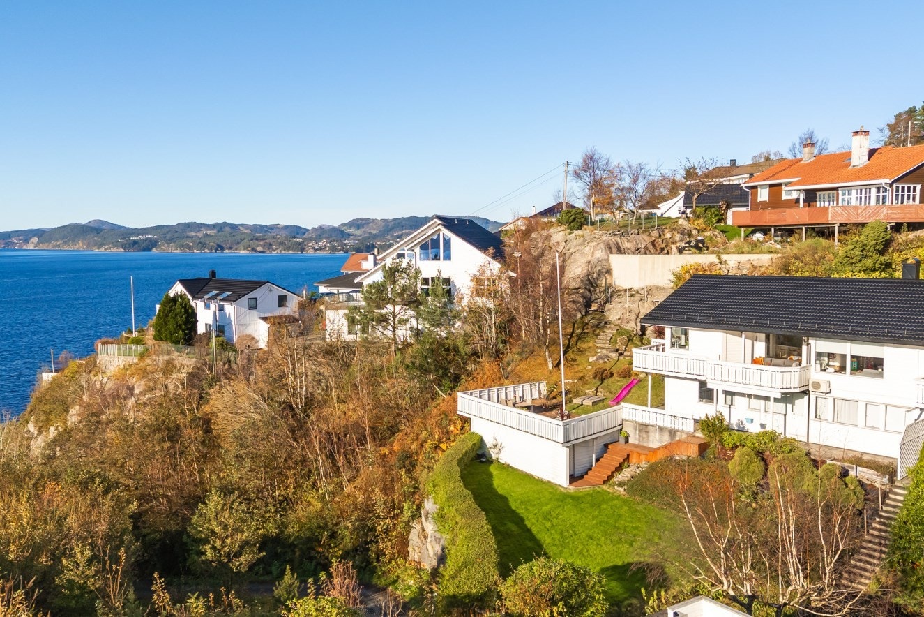 En nydelig tomannsbolig i et attraktivt boligområde med fantastisk sjøutsikt og flotte uteområder. Galleribilde