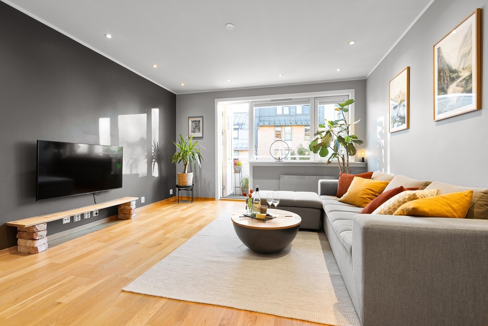 Takhøyde på ca. 2.45 og 2.55 meter. Her er det også integrerte downlights Galleribilde